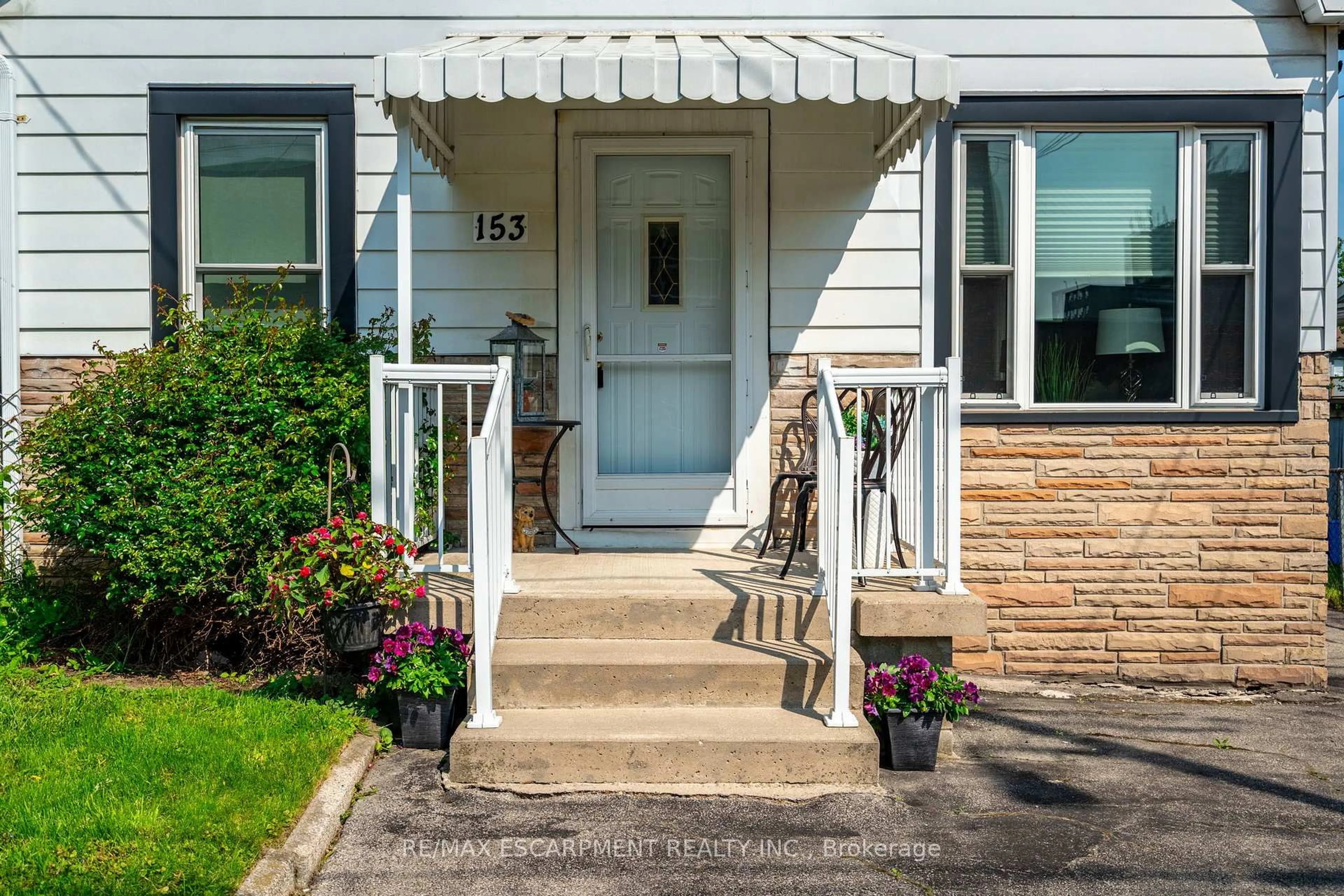 Indoor entryway for 153 East 5th St, Hamilton Ontario L9A 2Z7