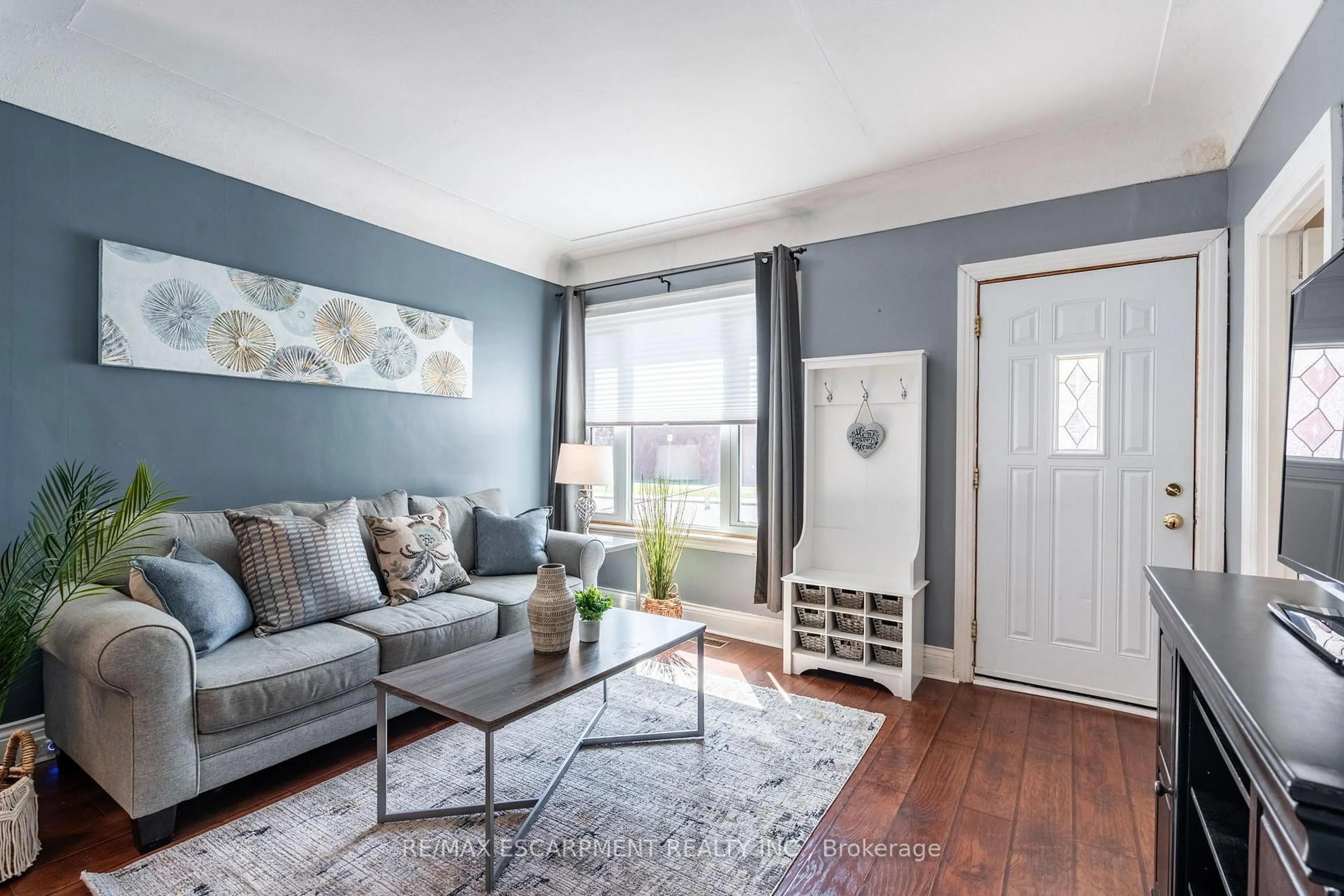 Living room with furniture, wood/laminate floor for 153 East 5th St, Hamilton Ontario L9A 2Z7