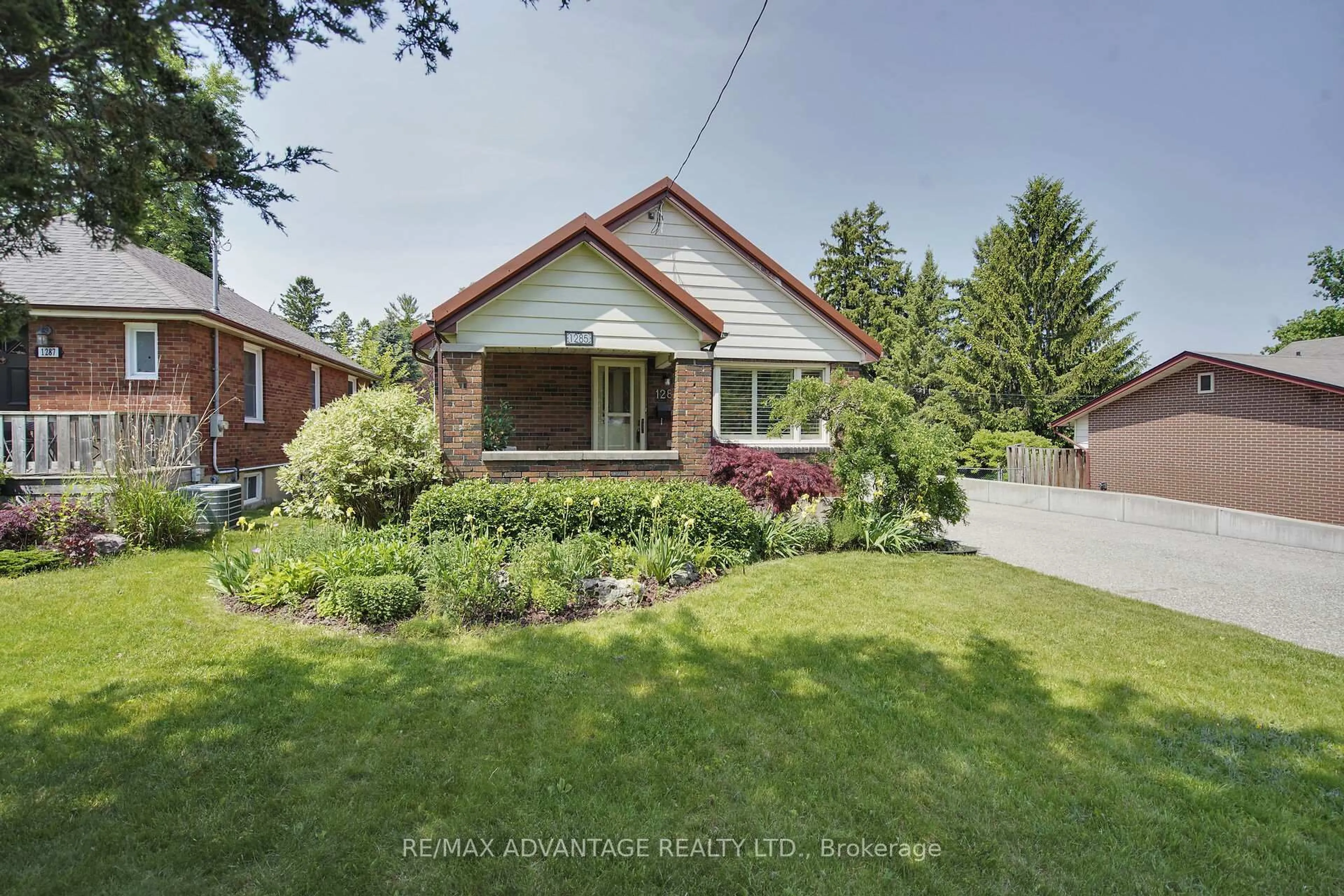 A pic from outside/outdoor area/front of a property/back of a property/a pic from drone, street for 1285 Guest Ave, London South Ontario N6K 2B3