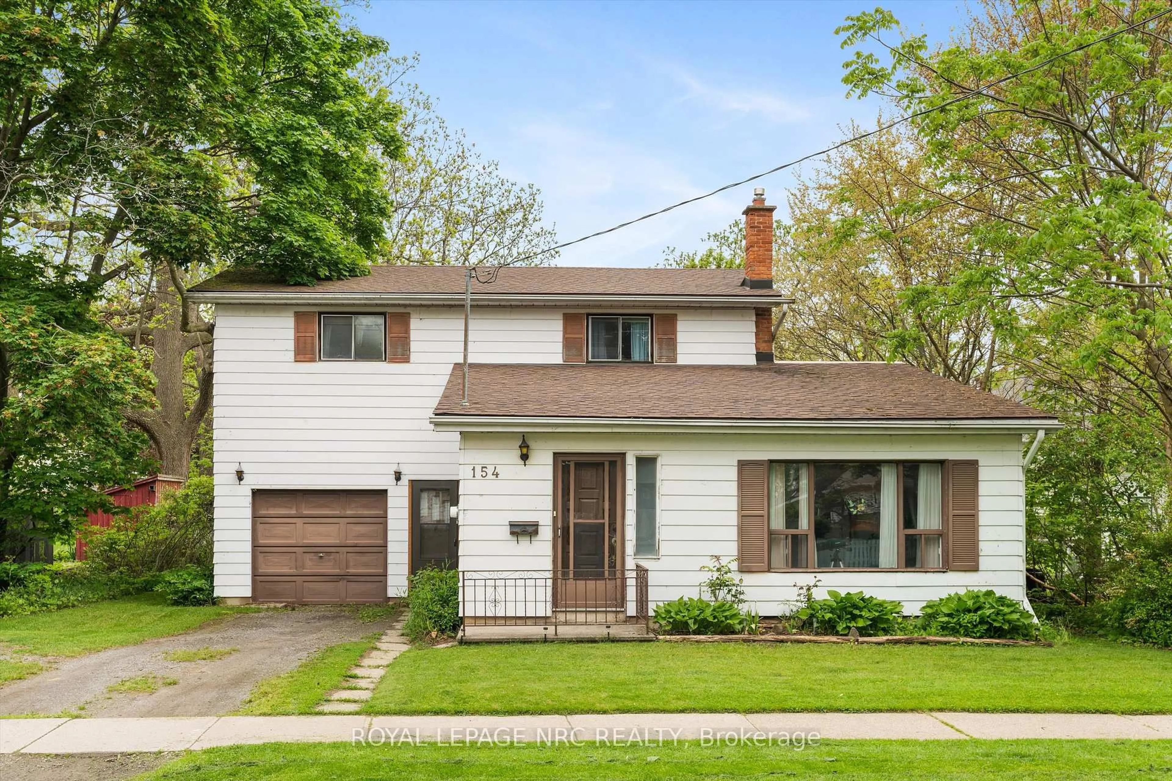 Home with vinyl exterior material, street for 154 Dalhousie Ave, St. Catharines Ontario L2N 4X7