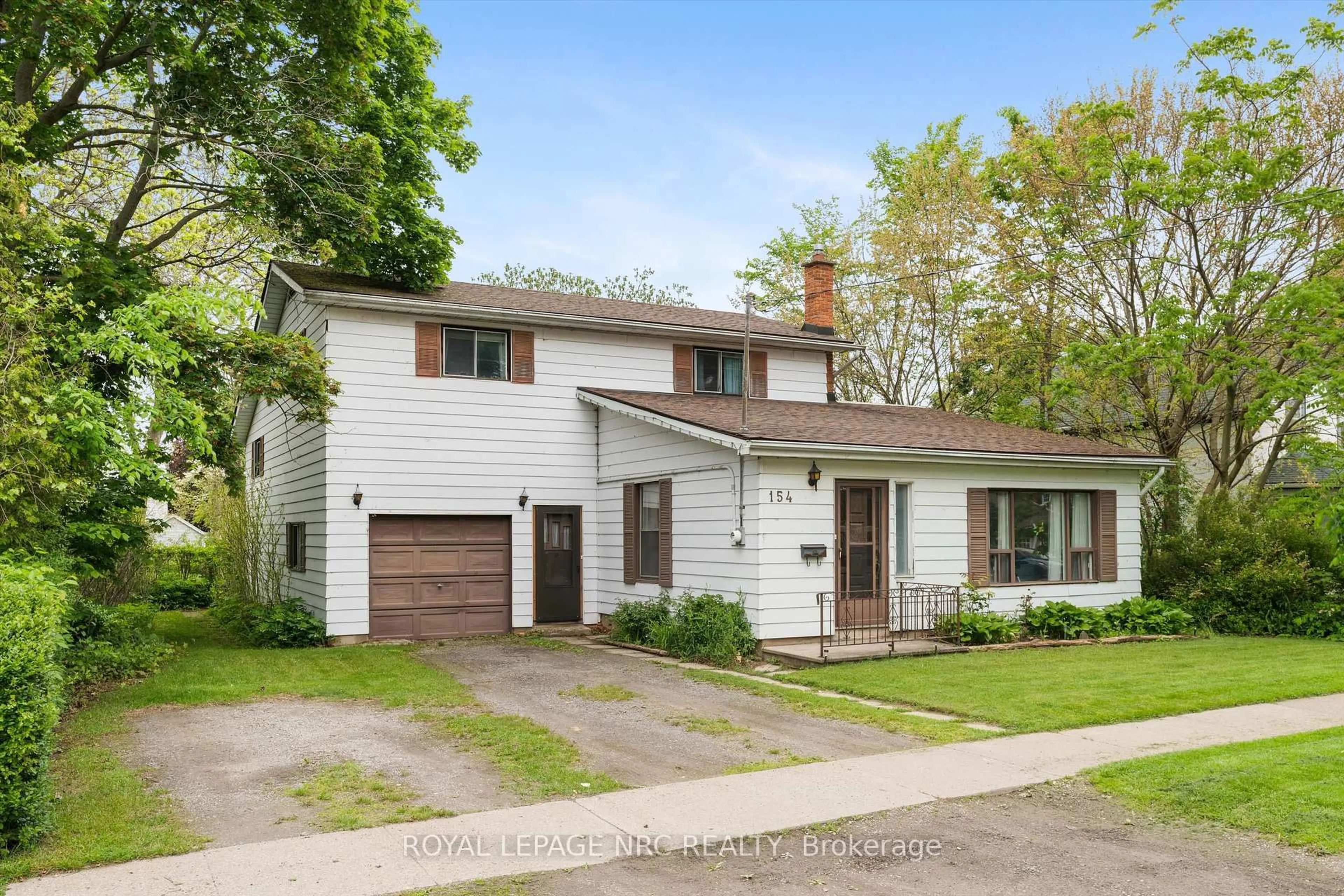 Home with vinyl exterior material, street for 154 Dalhousie Ave, St. Catharines Ontario L2N 4X7