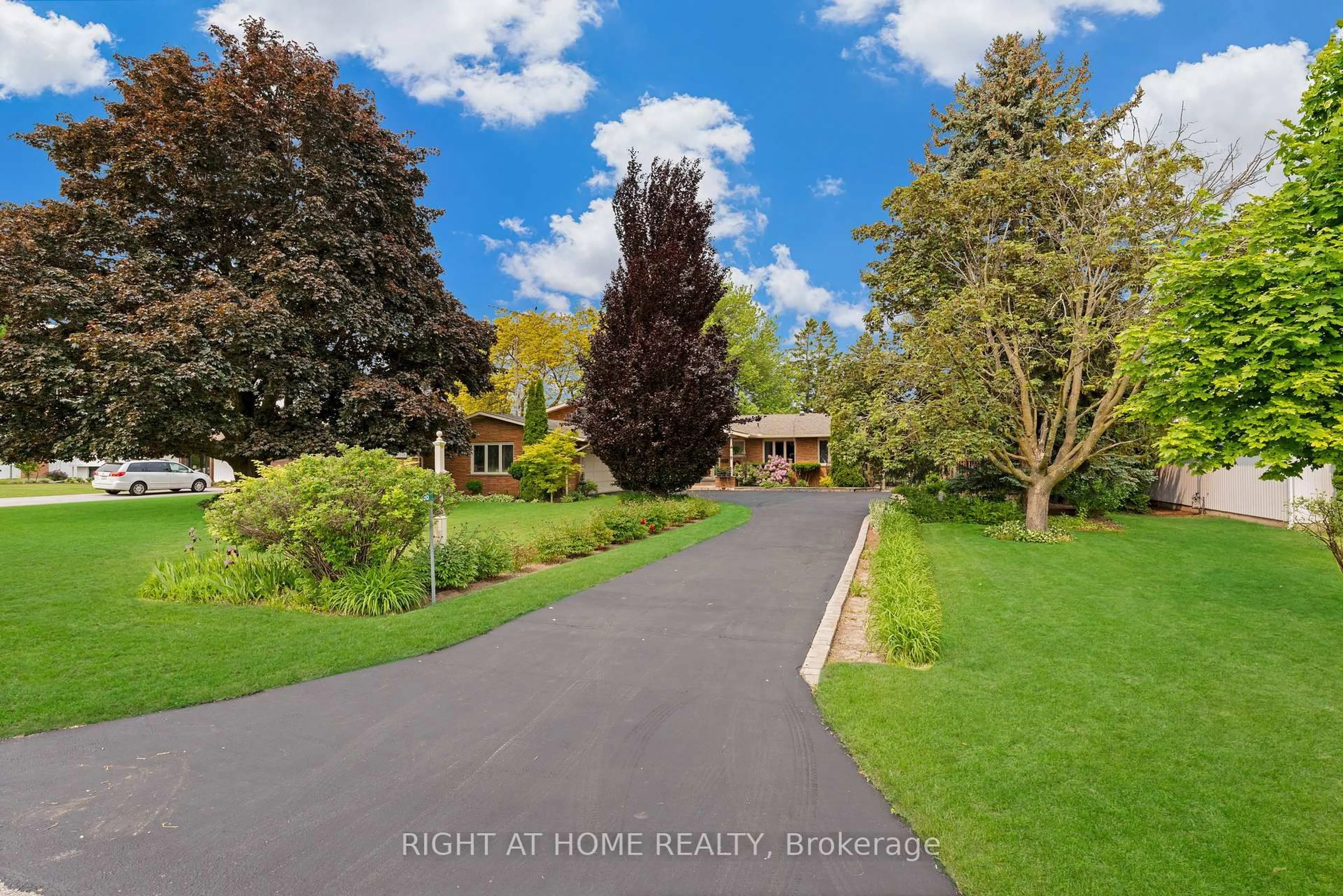 A pic from outside/outdoor area/front of a property/back of a property/a pic from drone, water/lake/river/ocean view for 1898 Concession 4 Rd, Niagara-on-the-Lake Ontario L0S 1J0
