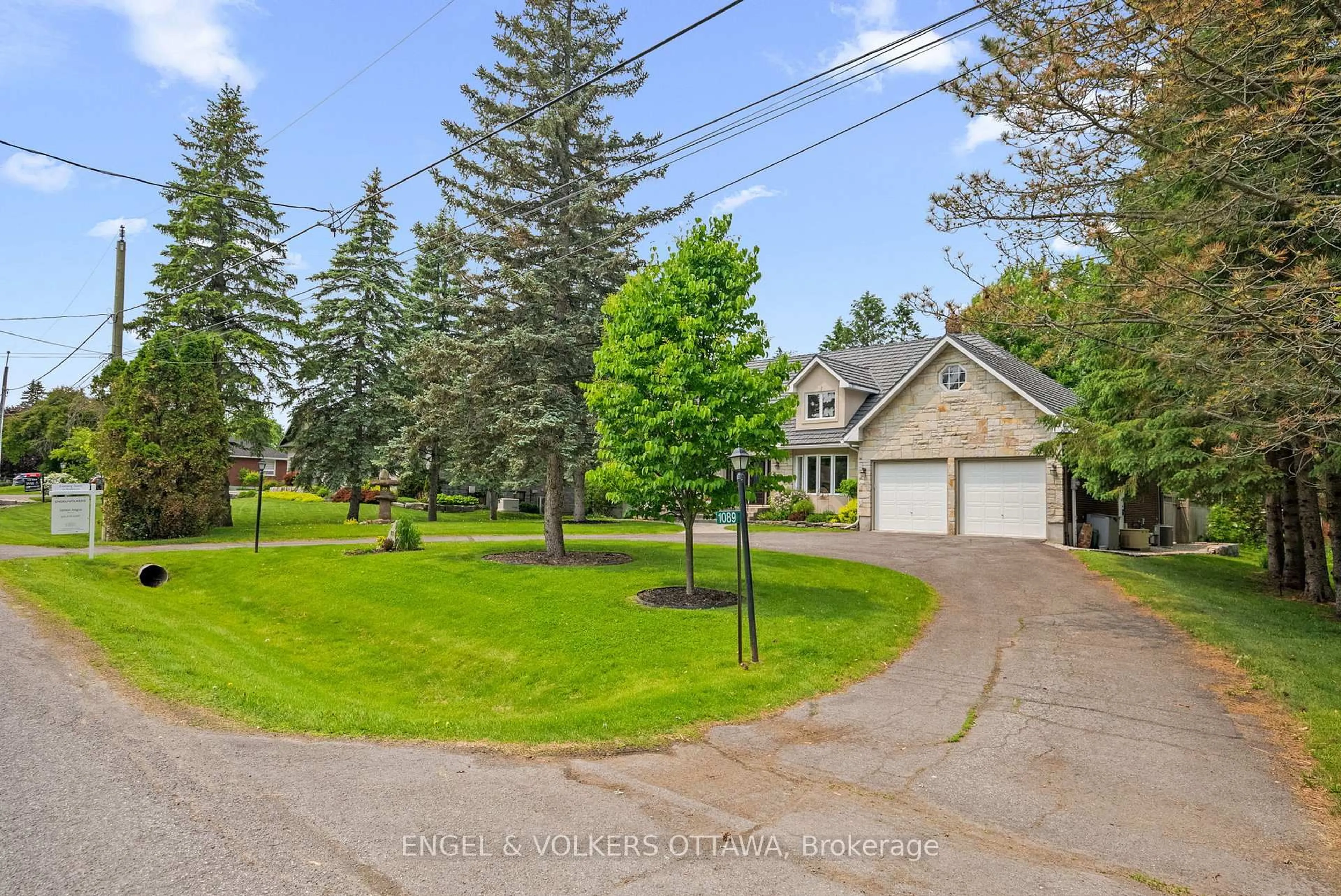 A pic from outside/outdoor area/front of a property/back of a property/a pic from drone, street for 1089 Island View Dr, Manotick Ontario K4M 1J8