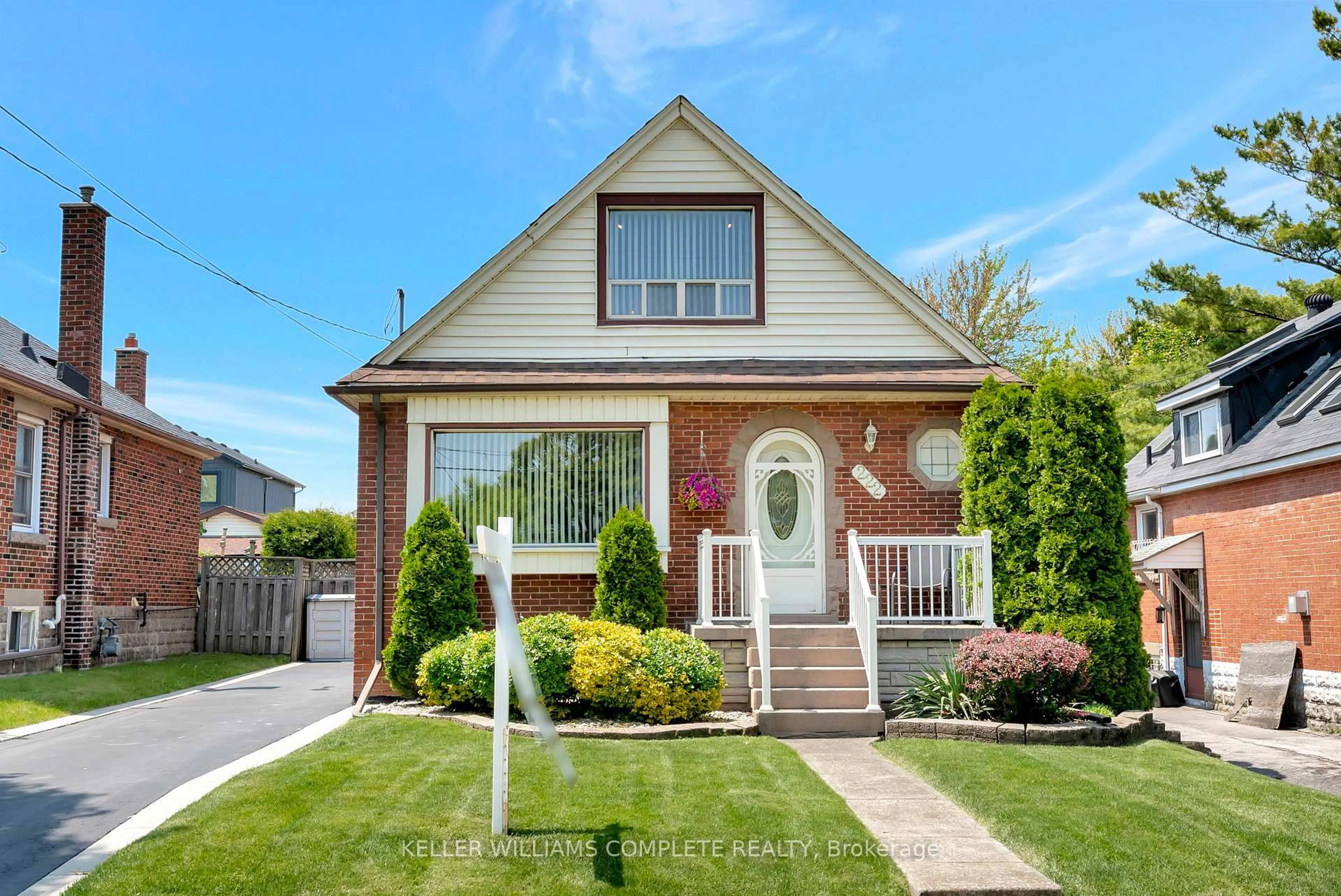 Home with brick exterior material, street for 222 East 19th St, Hamilton Ontario L9A 4S5