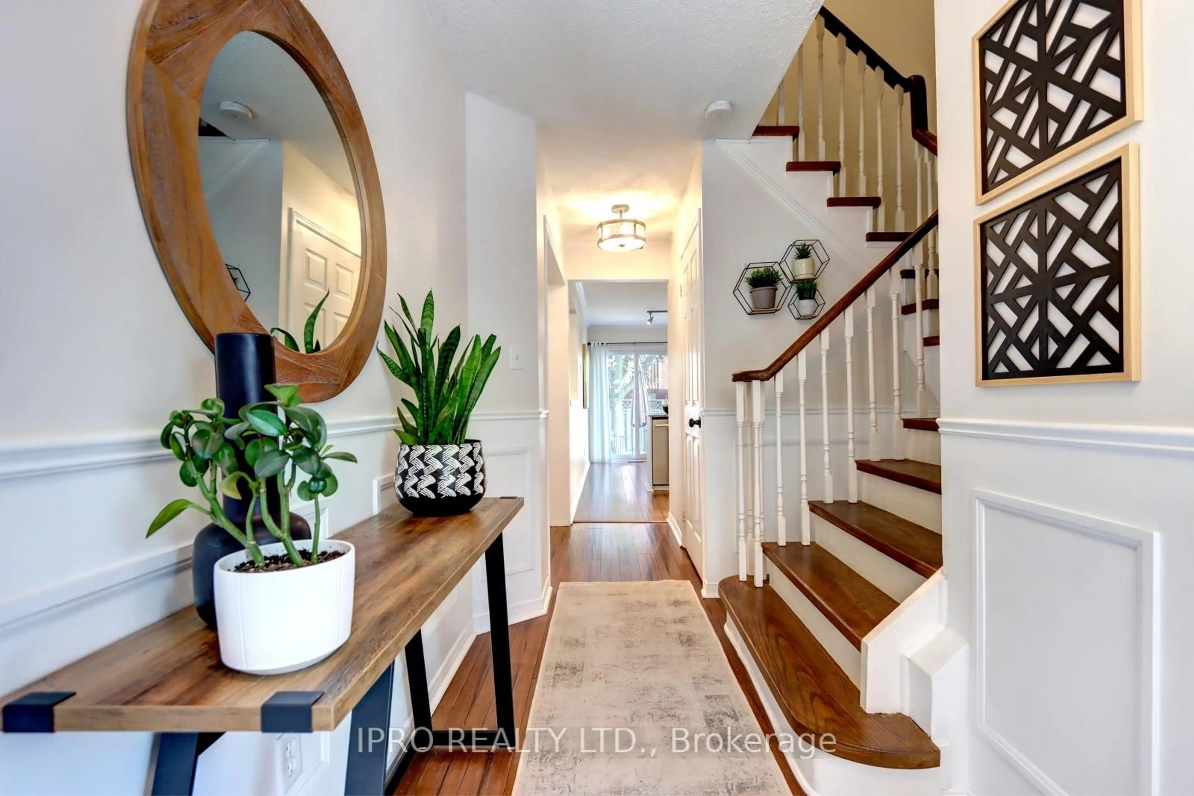 Indoor entryway for 7 Davidson Blvd #28, Hamilton Ontario L9H 6Y7