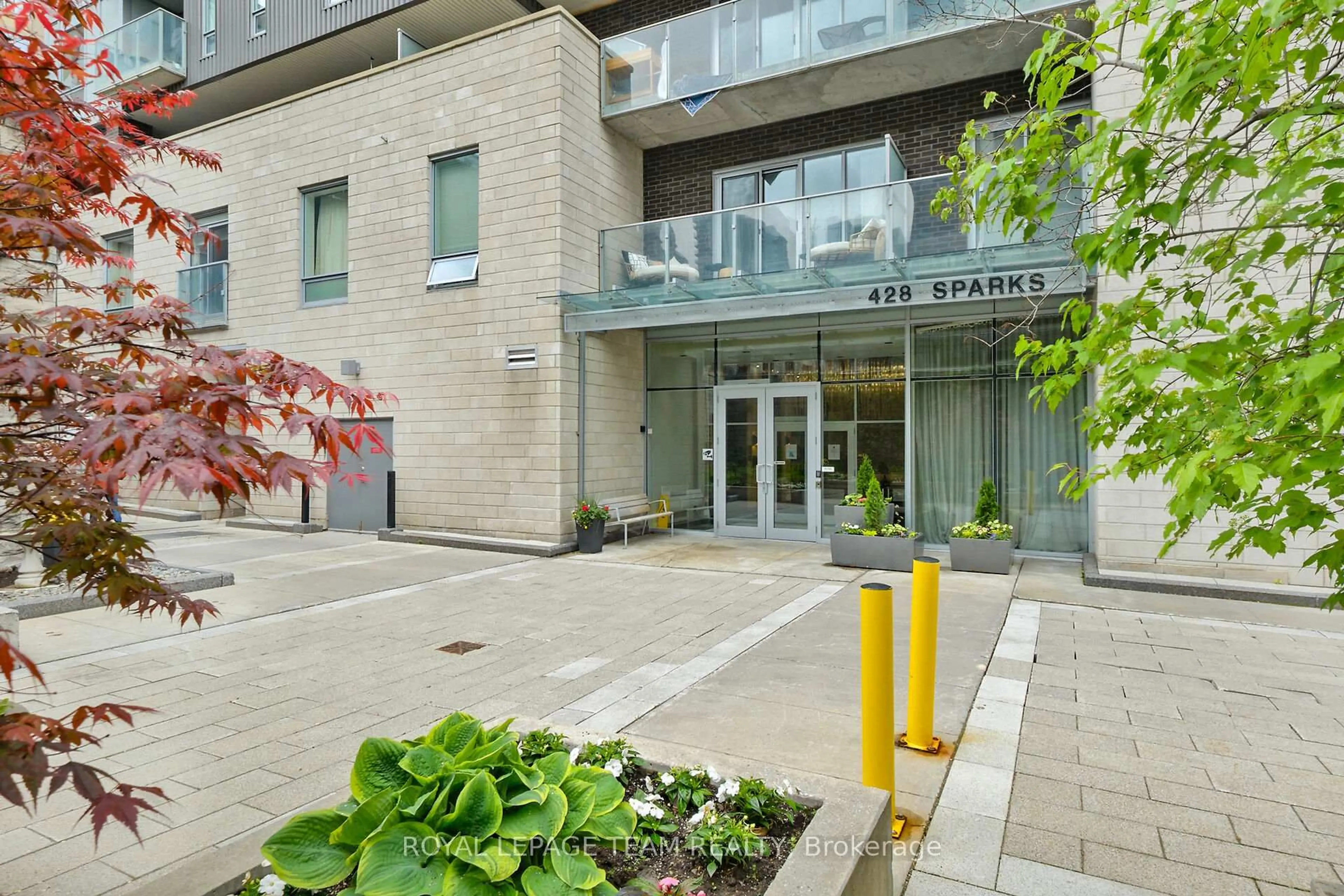 Indoor foyer for 428 Sparks St #604, Ottawa Ontario K1R 0B3