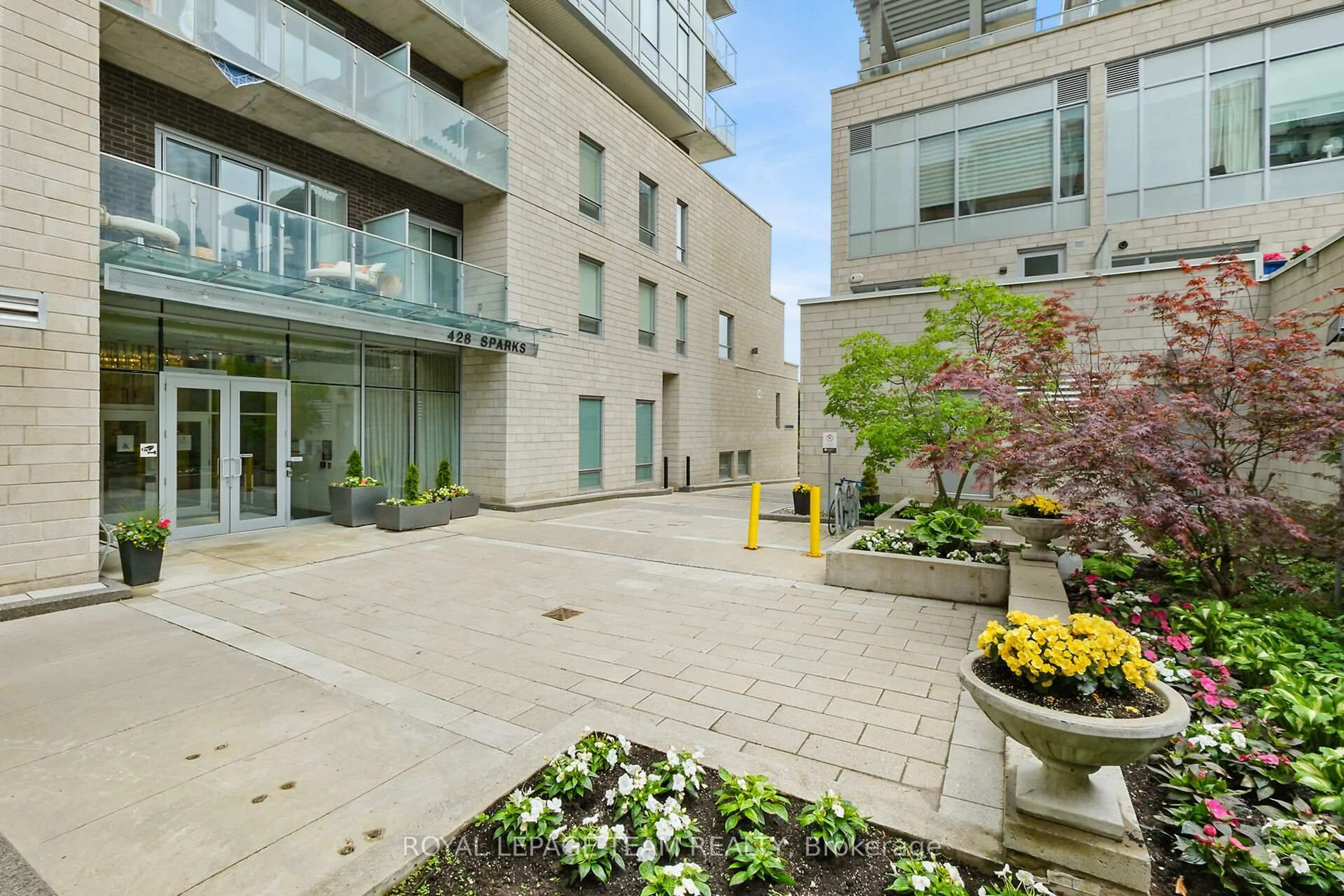 Patio, street for 428 Sparks St #604, Ottawa Ontario K1R 0B3
