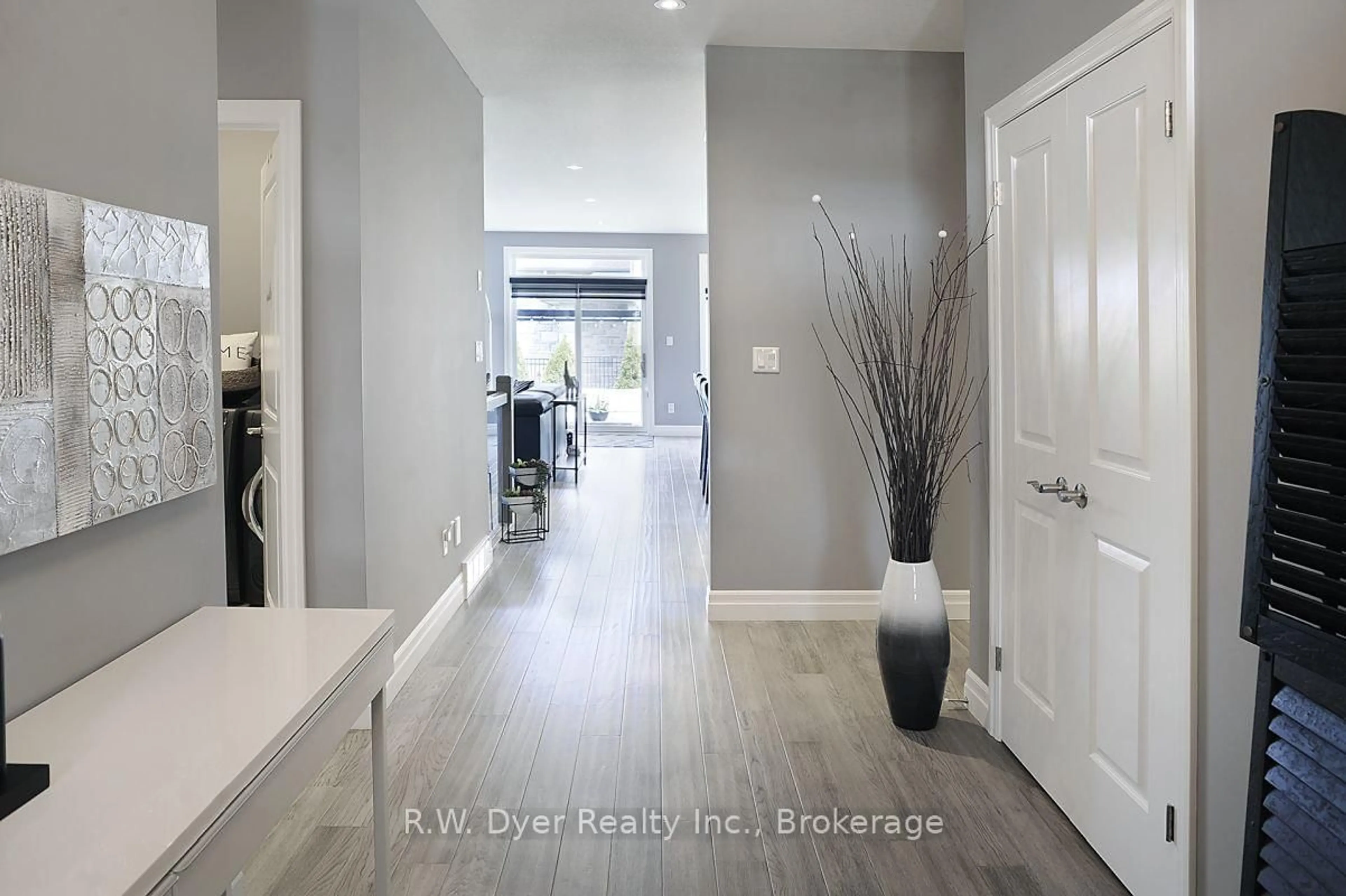 Indoor entryway for 200 Juniper St, Woodstock Ontario N4S 0E1