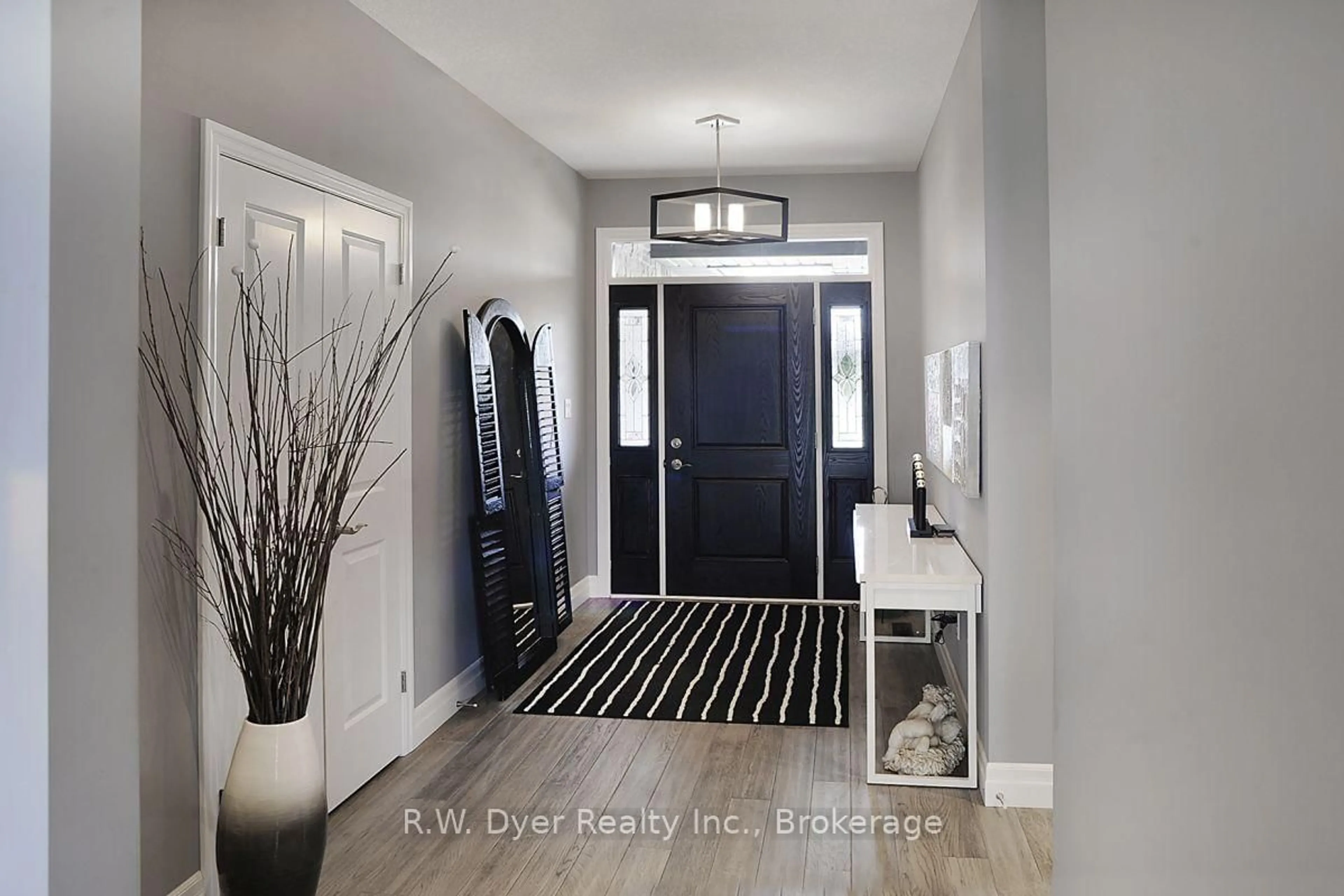 Indoor entryway for 200 Juniper St, Woodstock Ontario N4S 0E1