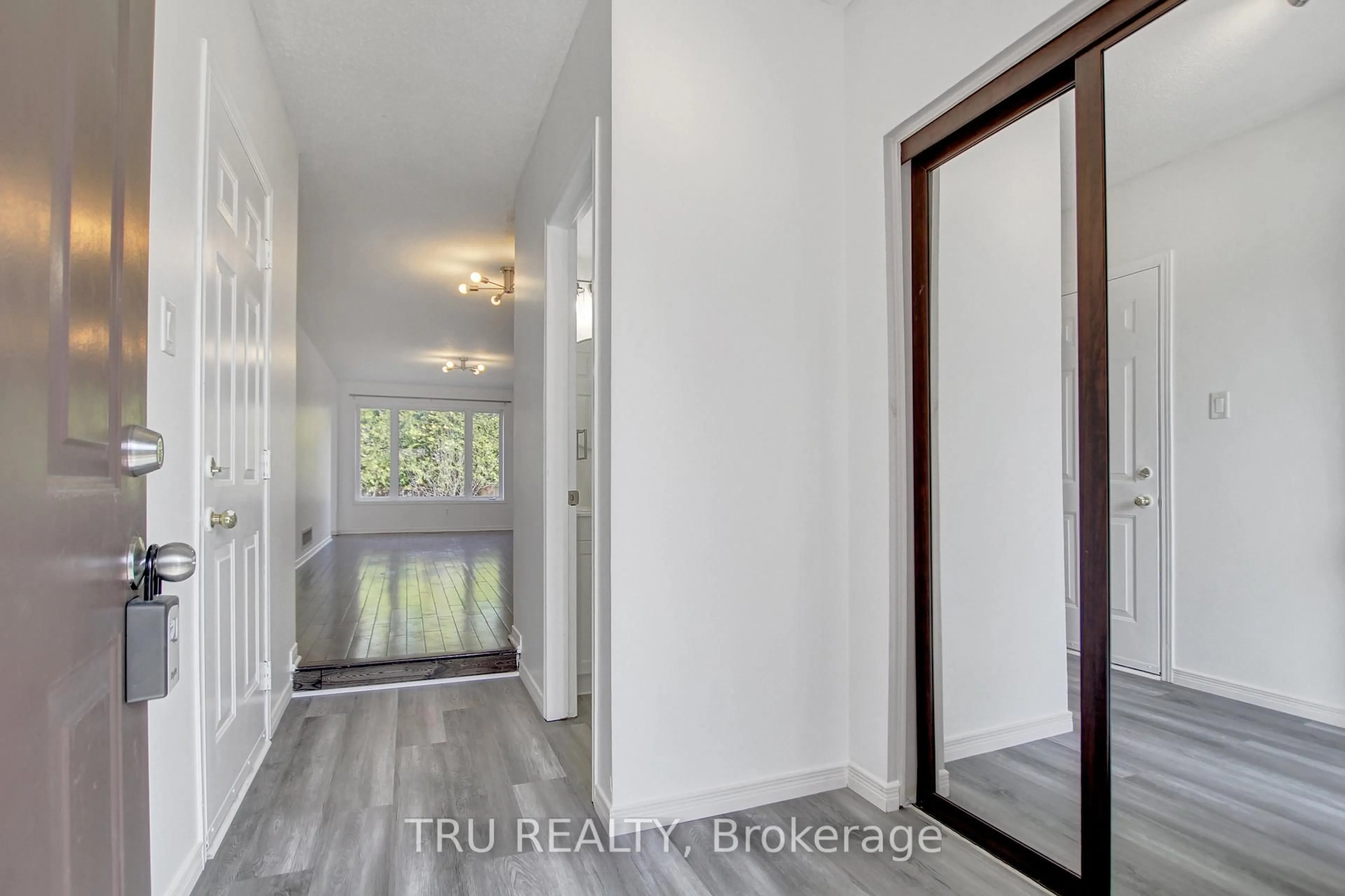 Indoor entryway for 133 Kinross Private, Ottawa Ontario K2K 3P9