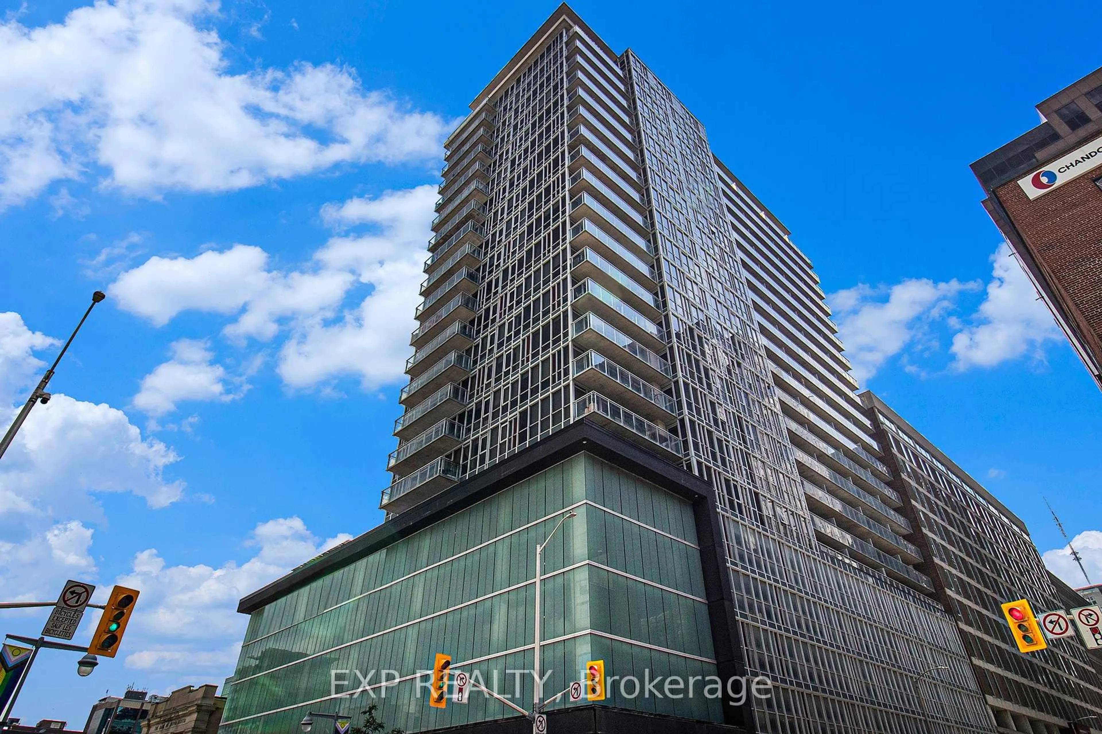 Indoor foyer for 324 LAURIER Ave #709, Ottawa Ontario K1P 0A4