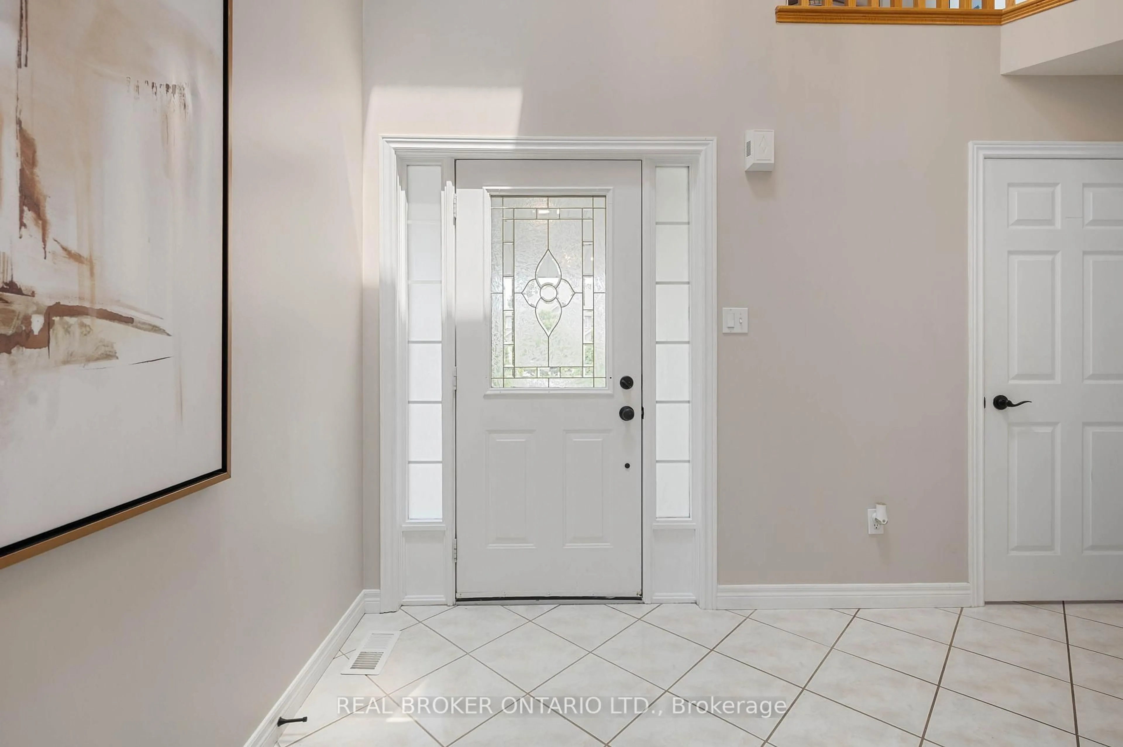 Indoor entryway for 100 Green Bank Dr, Cambridge Ontario N1T 2B5