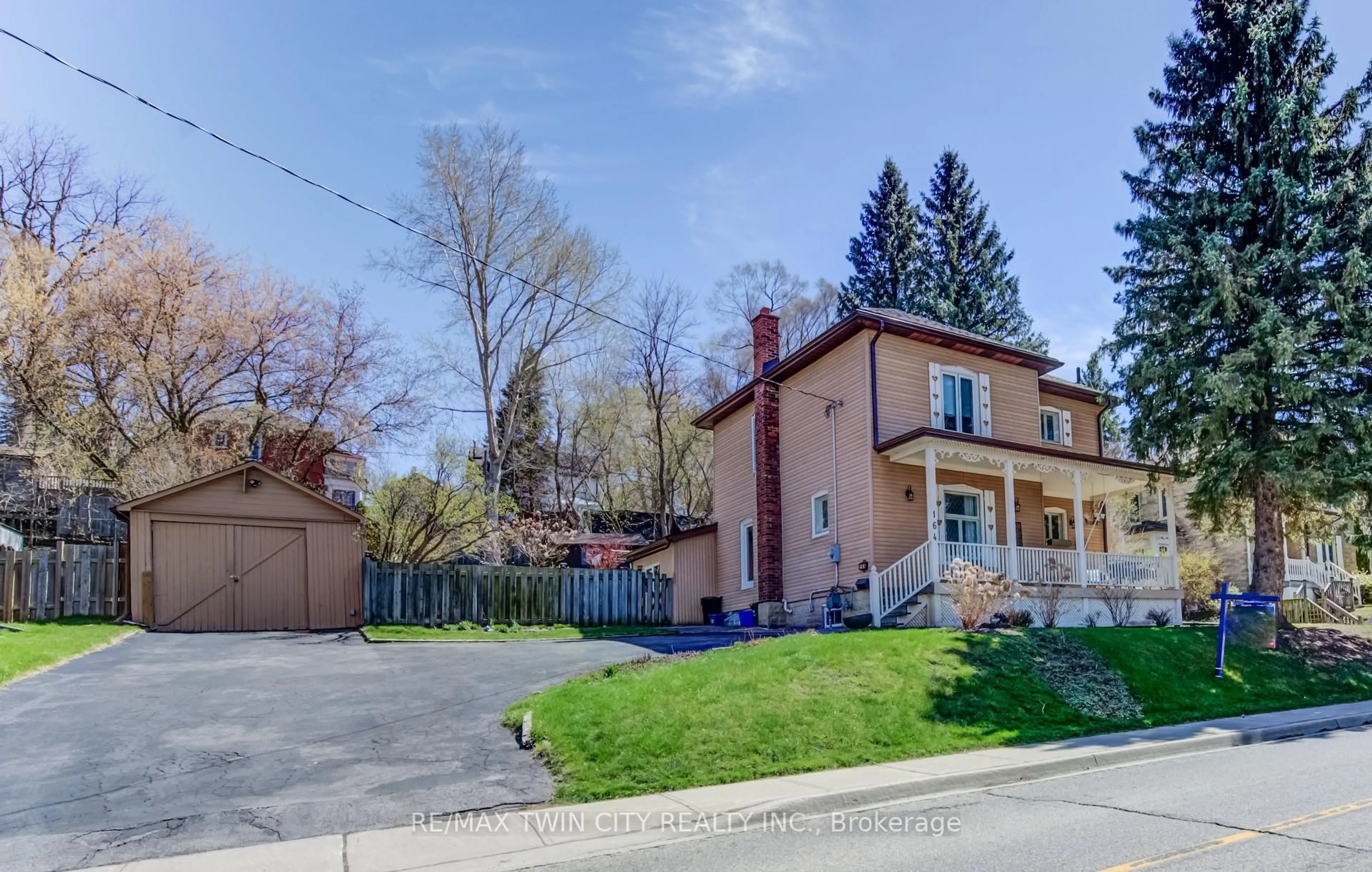 A pic from outside/outdoor area/front of a property/back of a property/a pic from drone, street for 164 Queen St, Cambridge Ontario N3C 2B2