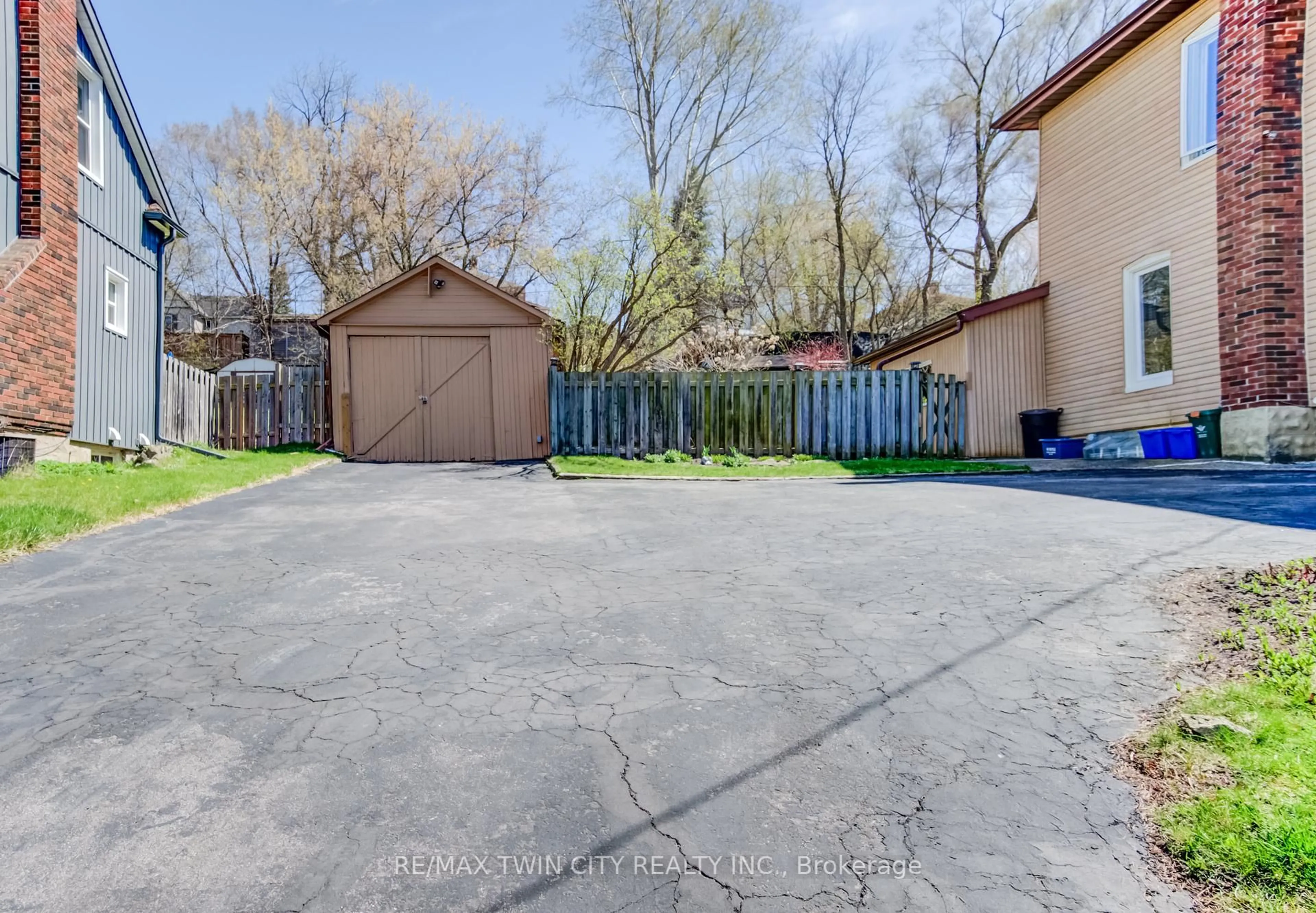 A pic from outside/outdoor area/front of a property/back of a property/a pic from drone, street for 164 Queen St, Cambridge Ontario N3C 2B2
