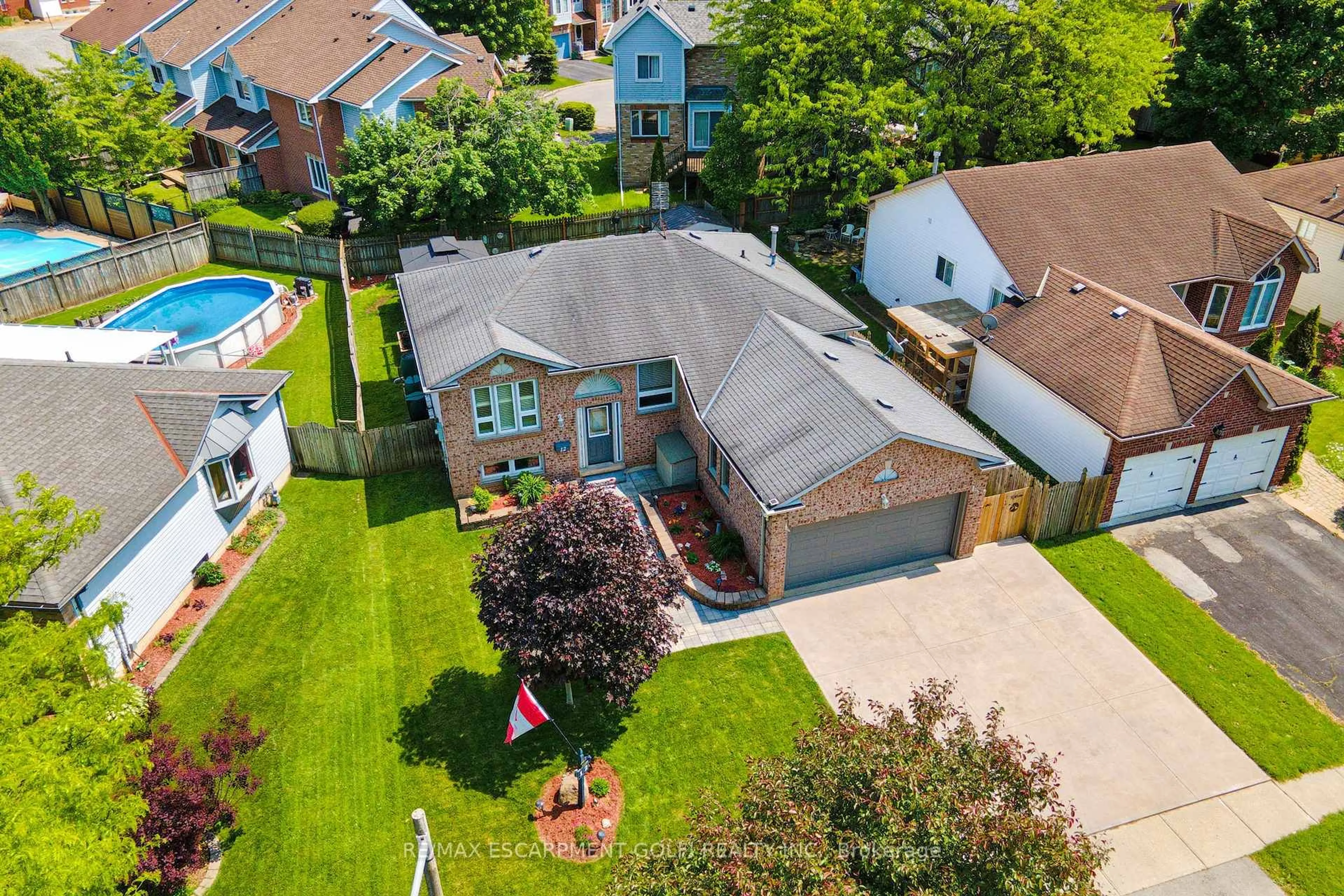 A pic from outside/outdoor area/front of a property/back of a property/a pic from drone, street for 12 Woodside Sq, Pelham Ontario L0S 1E4