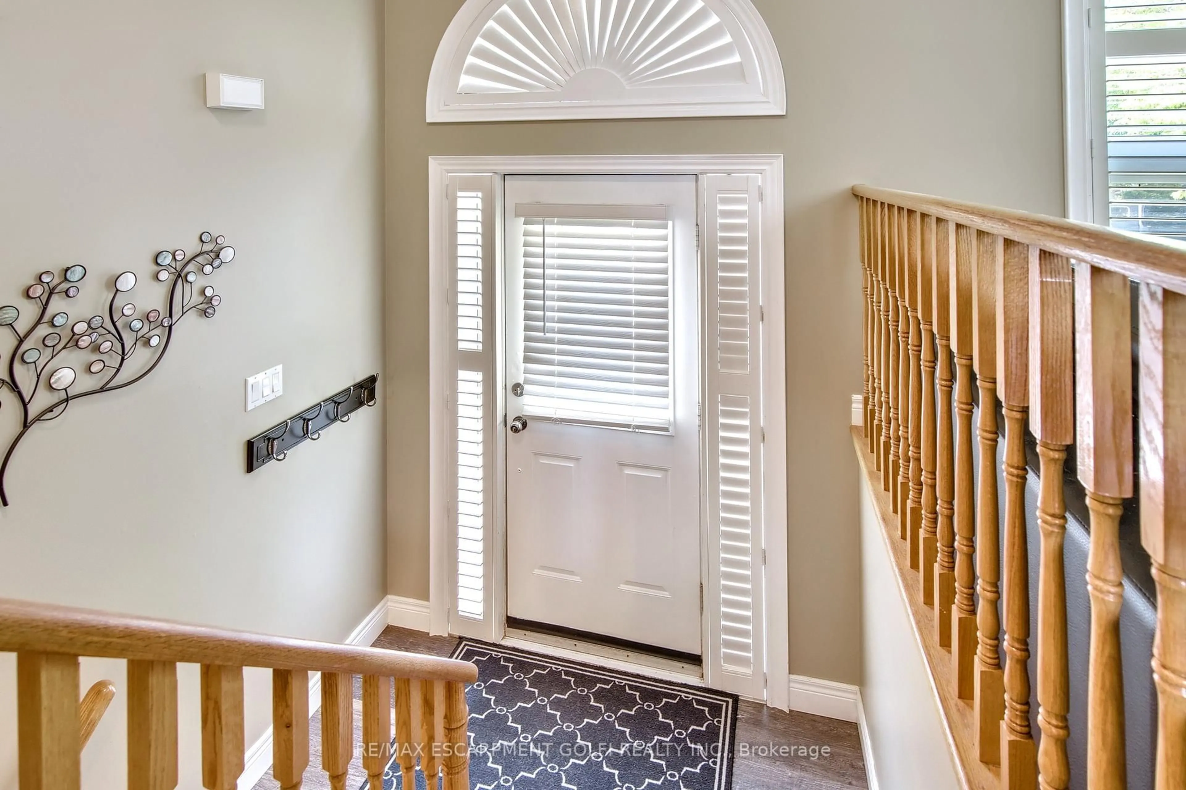 Indoor entryway for 12 Woodside Sq, Pelham Ontario L0S 1E4