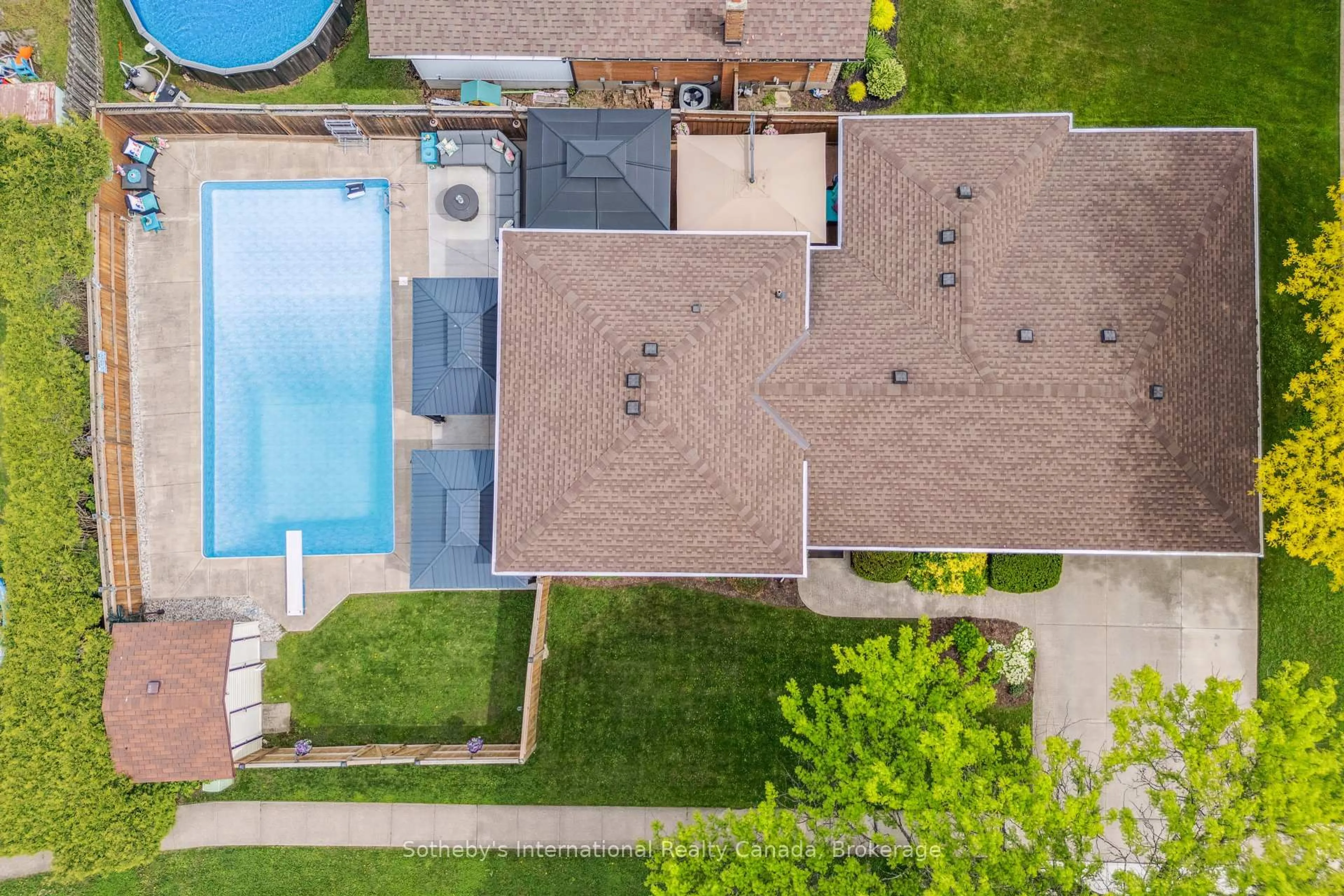 A pic from outside/outdoor area/front of a property/back of a property/a pic from drone, street for 6845 Wilinger St, Niagara Falls Ontario L2J 2B5