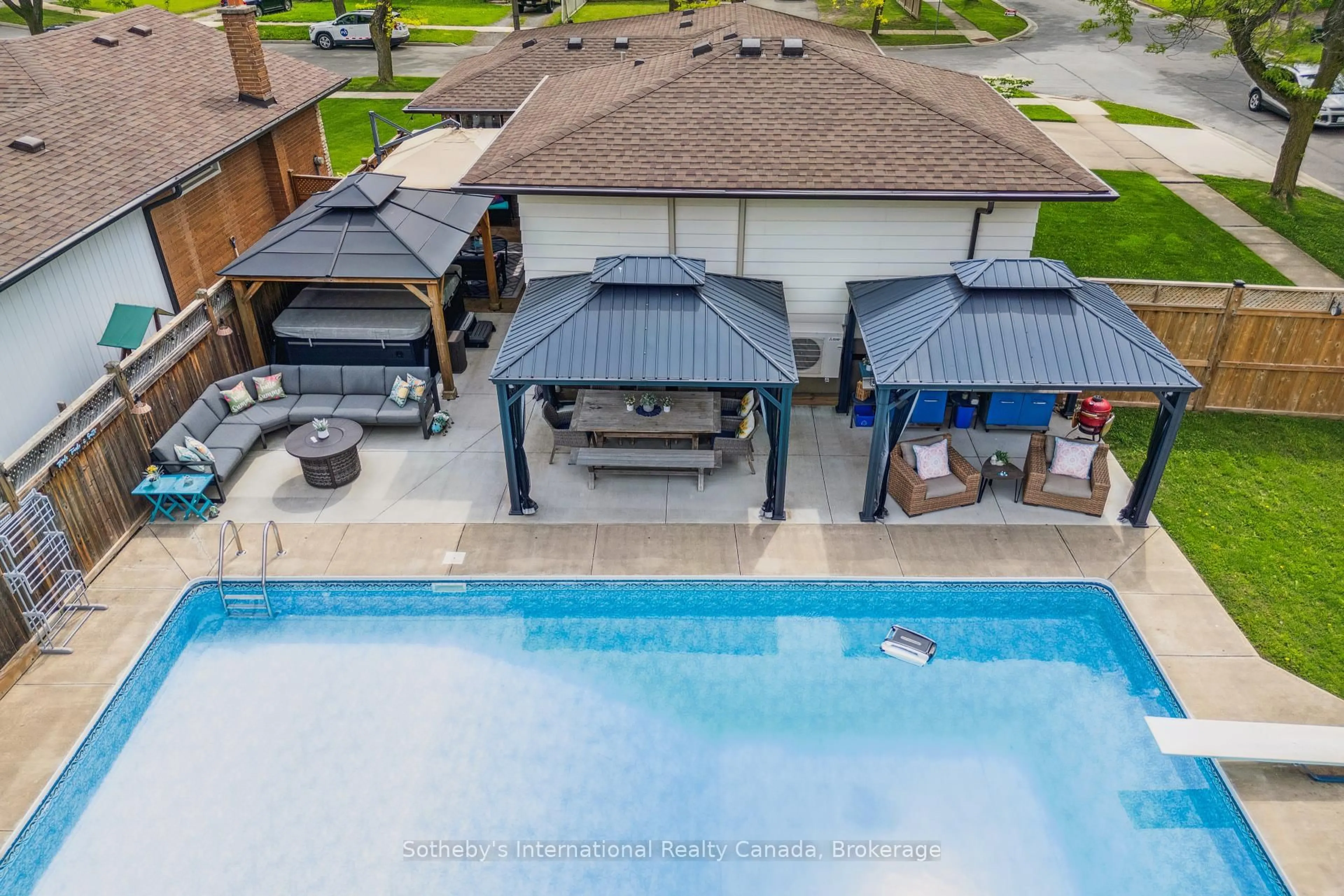 A pic from outside/outdoor area/front of a property/back of a property/a pic from drone, unknown for 6845 Wilinger St, Niagara Falls Ontario L2J 2B5