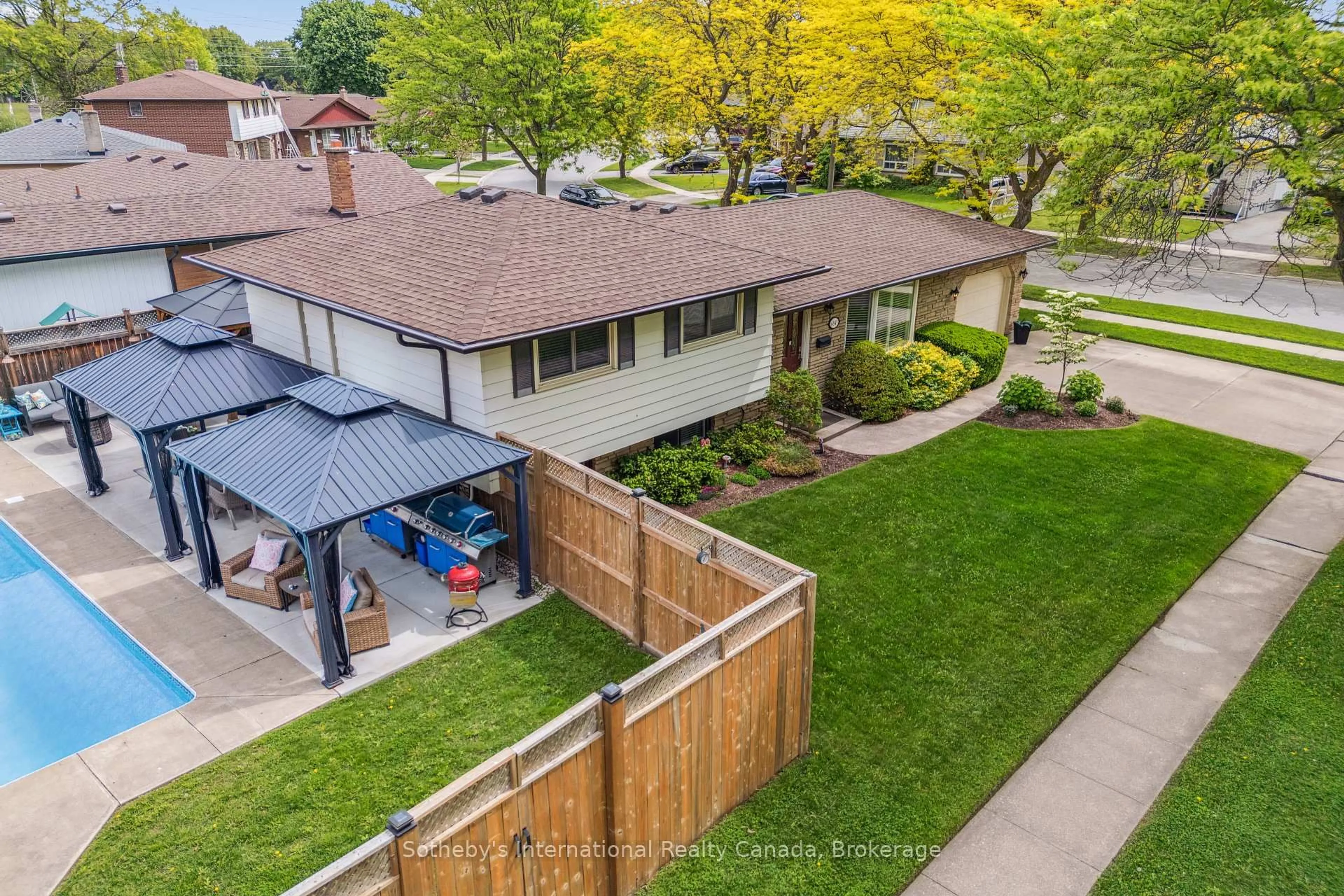 A pic from outside/outdoor area/front of a property/back of a property/a pic from drone, street for 6845 Wilinger St, Niagara Falls Ontario L2J 2B5