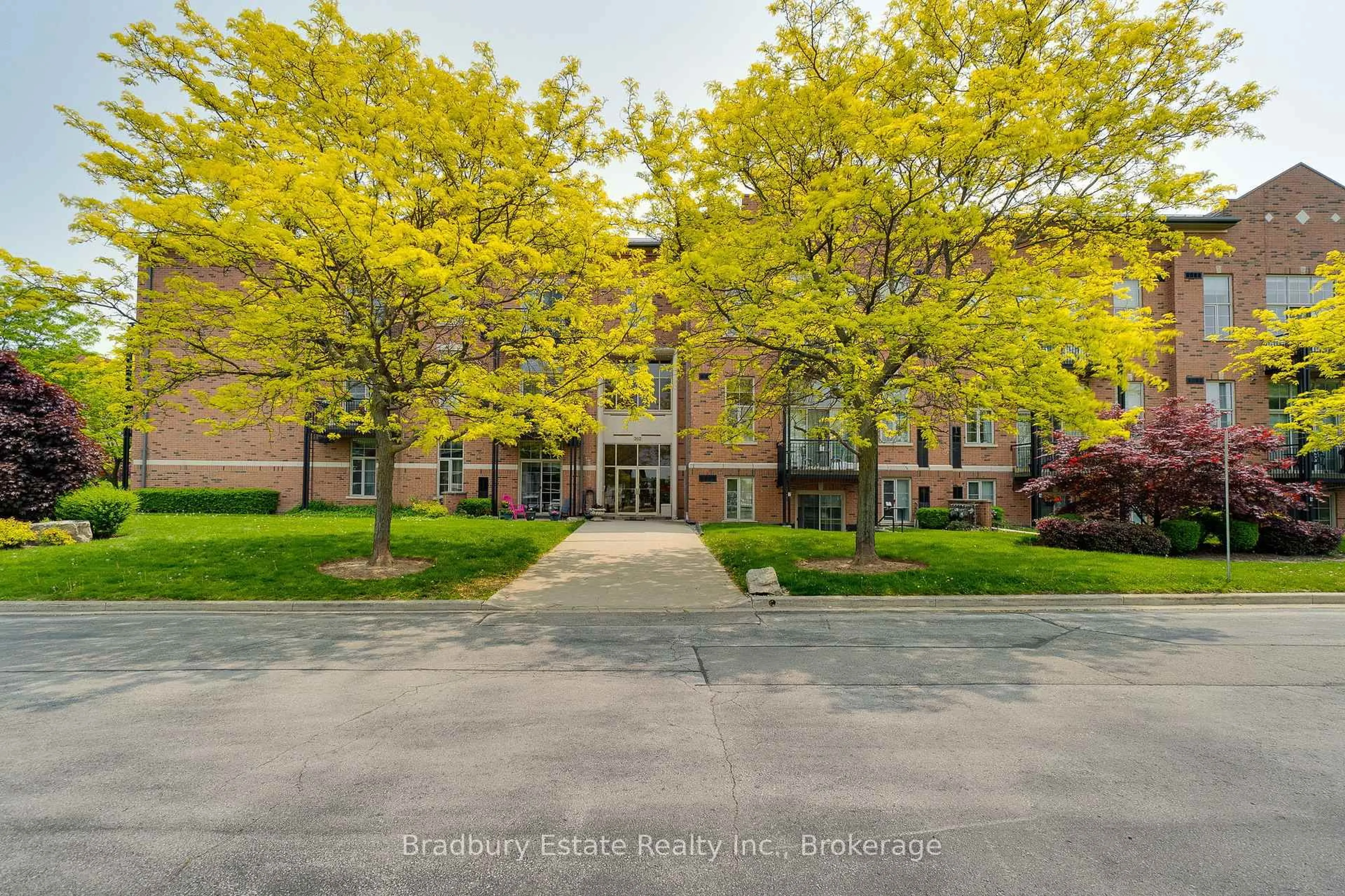 A pic from outside/outdoor area/front of a property/back of a property/a pic from drone, street for 262 Dundas St #105, Hamilton Ontario L8B 1A9