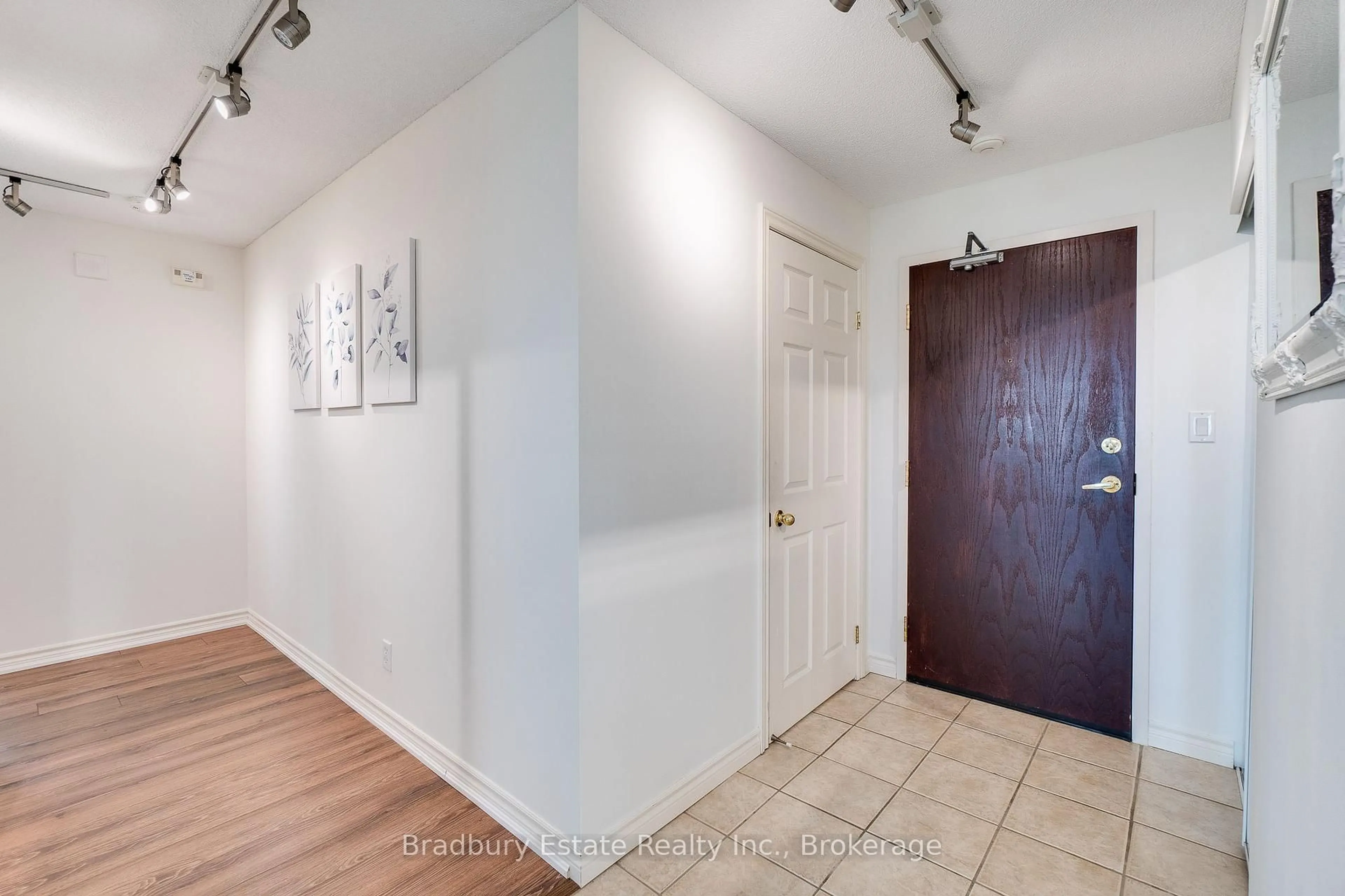 Indoor entryway for 262 Dundas St #105, Hamilton Ontario L8B 1A9