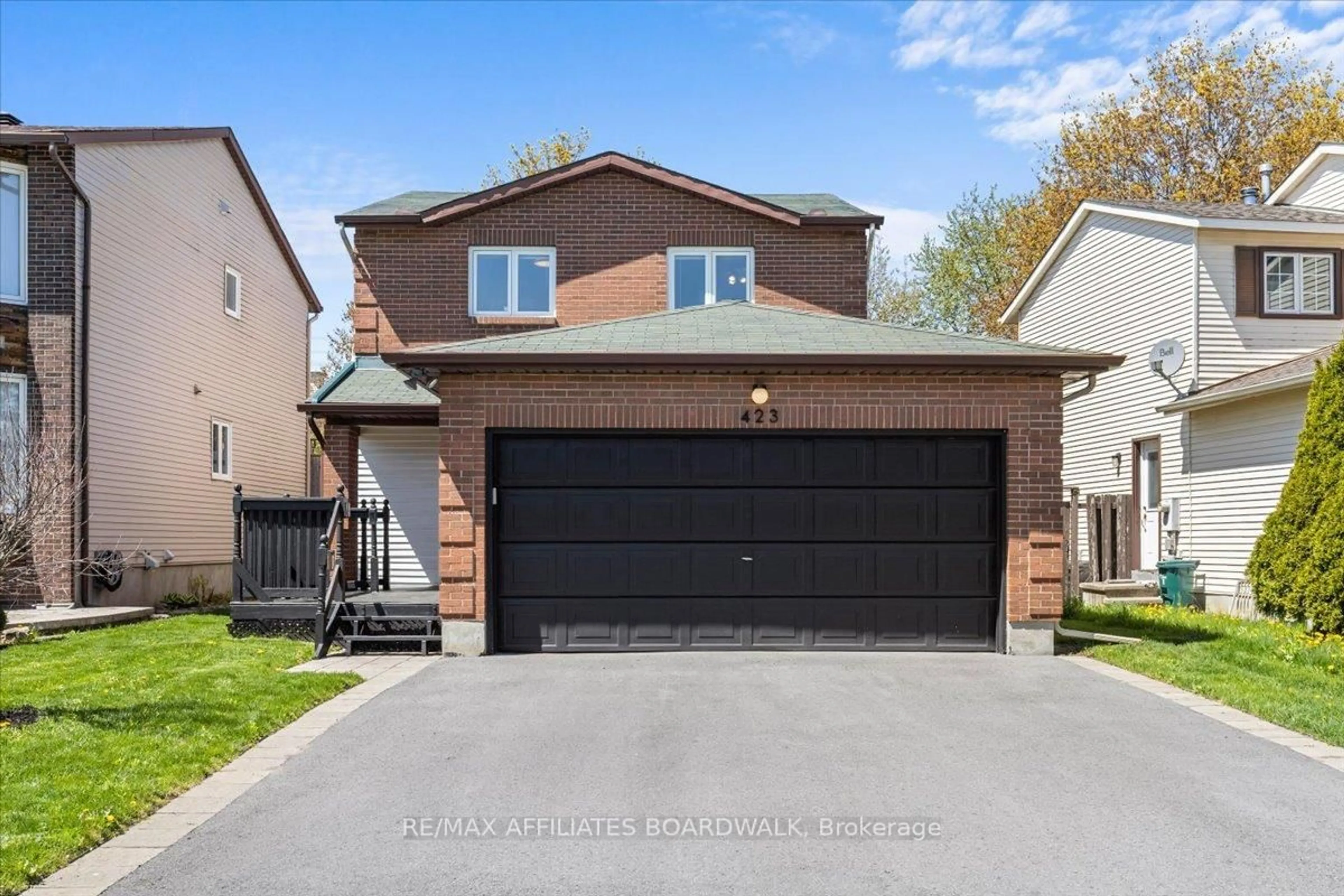 Home with brick exterior material, street for 423 Viewmount Dr, Ottawa Ontario K2E 7P1