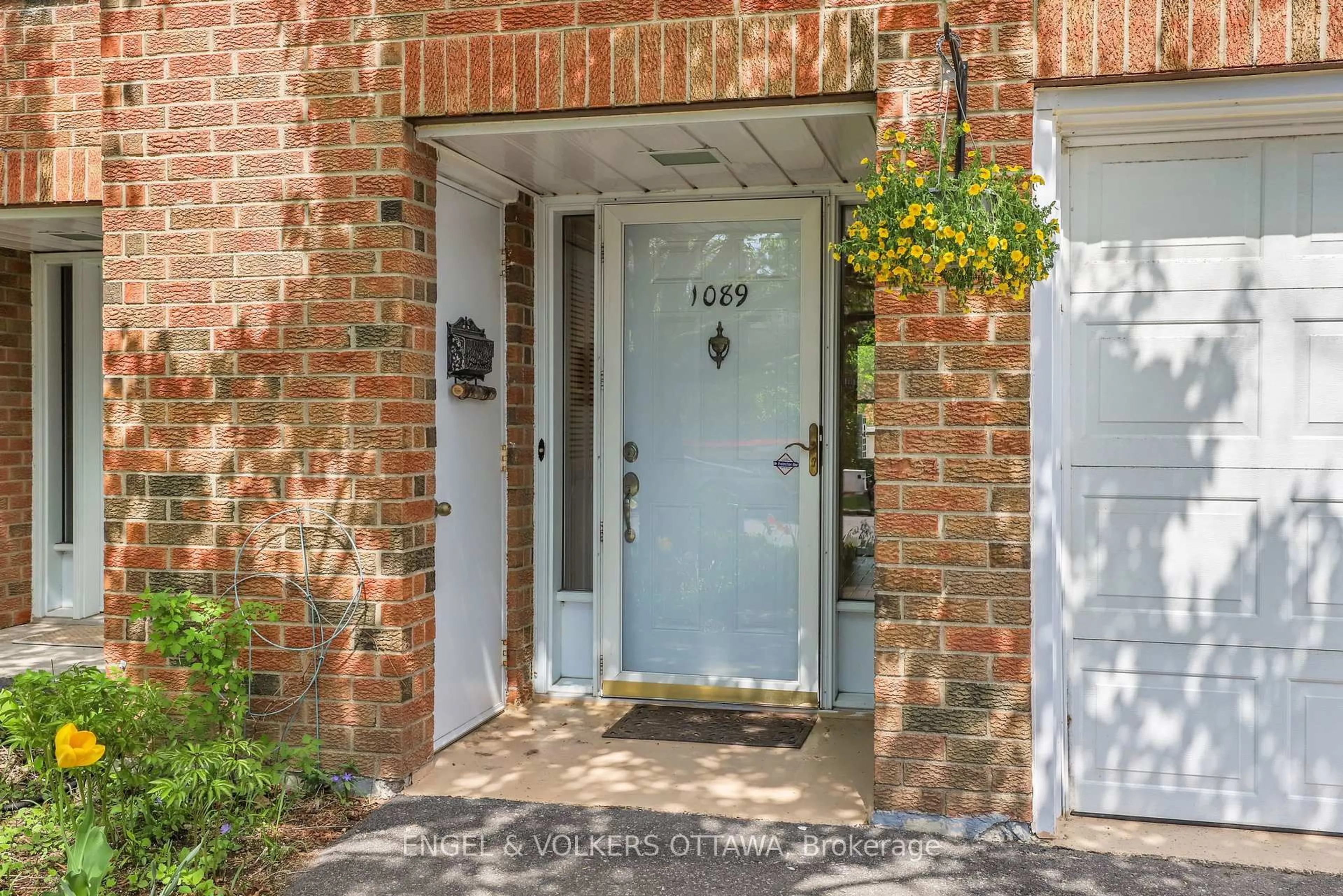 Indoor entryway for 1089 Borden Side Rd, Ottawa Ontario K2C 3P3