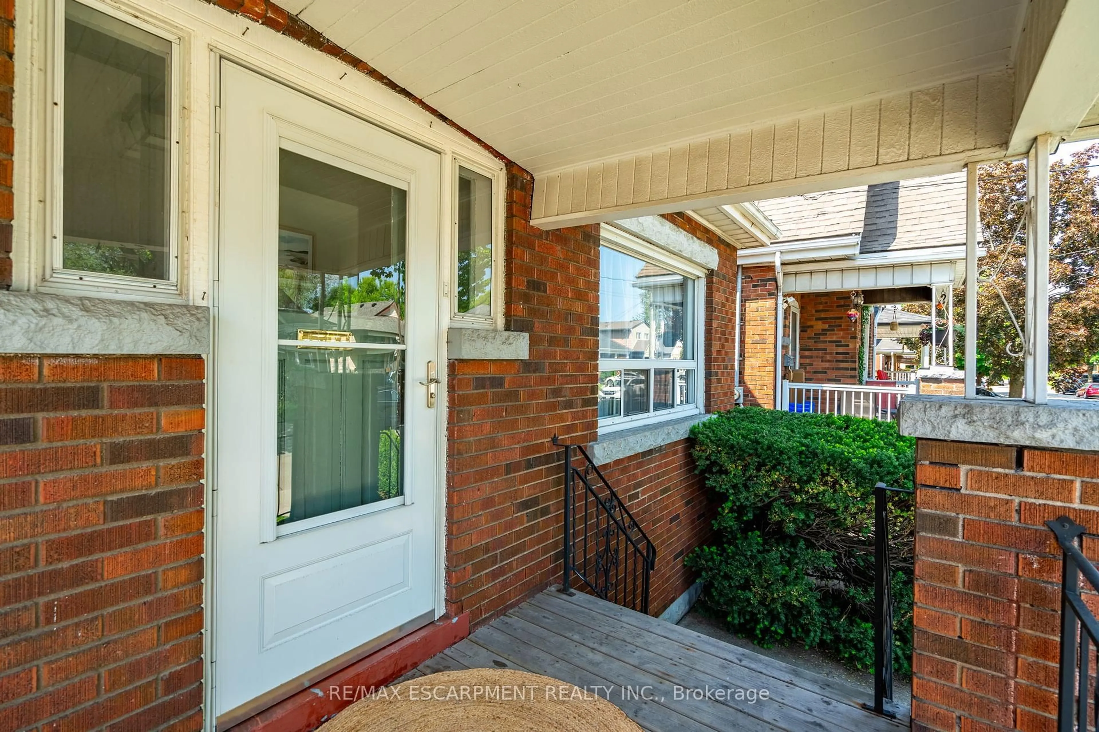 Indoor entryway for 75 Barons Ave, Hamilton Ontario L8H 5A5