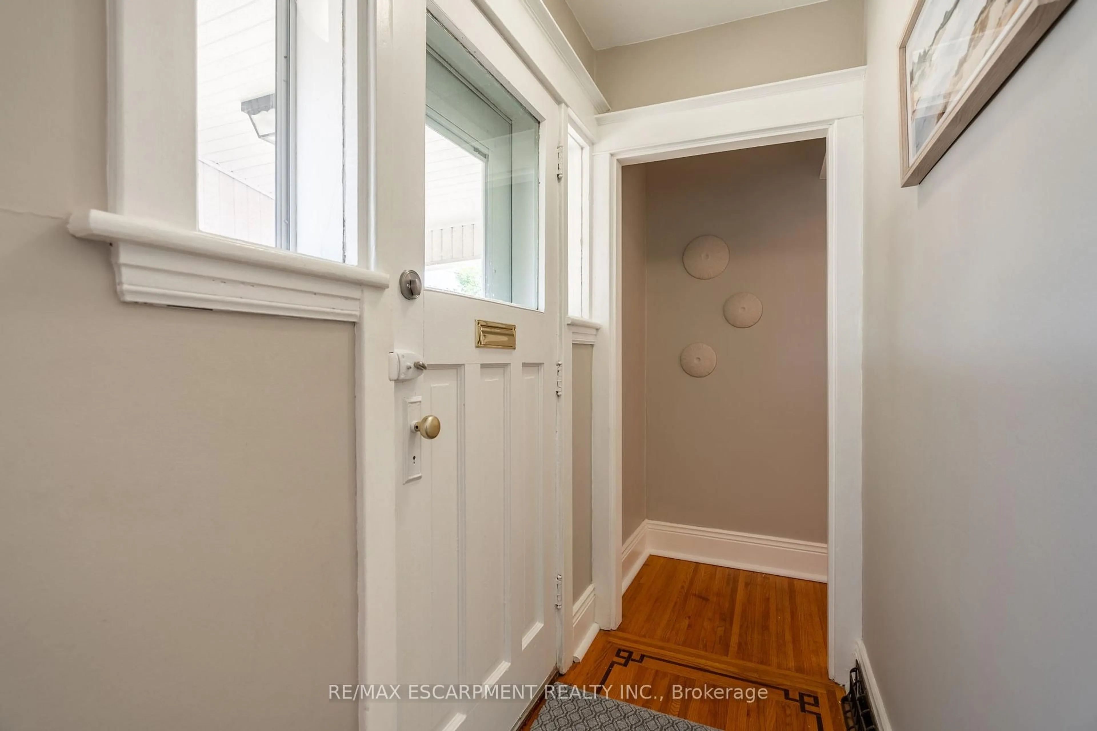 Indoor entryway for 75 Barons Ave, Hamilton Ontario L8H 5A5