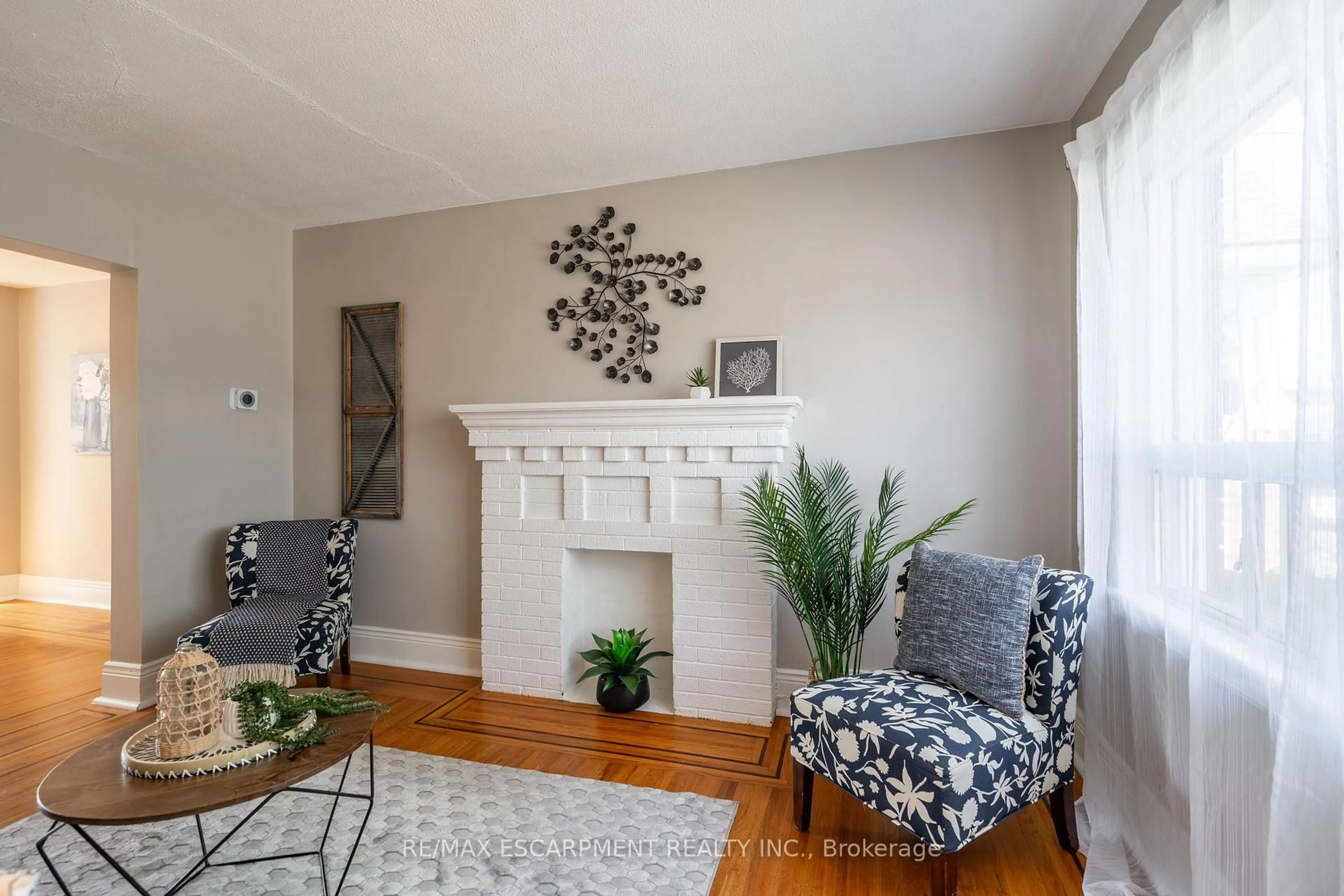 Living room with furniture, unknown for 75 Barons Ave, Hamilton Ontario L8H 5A5