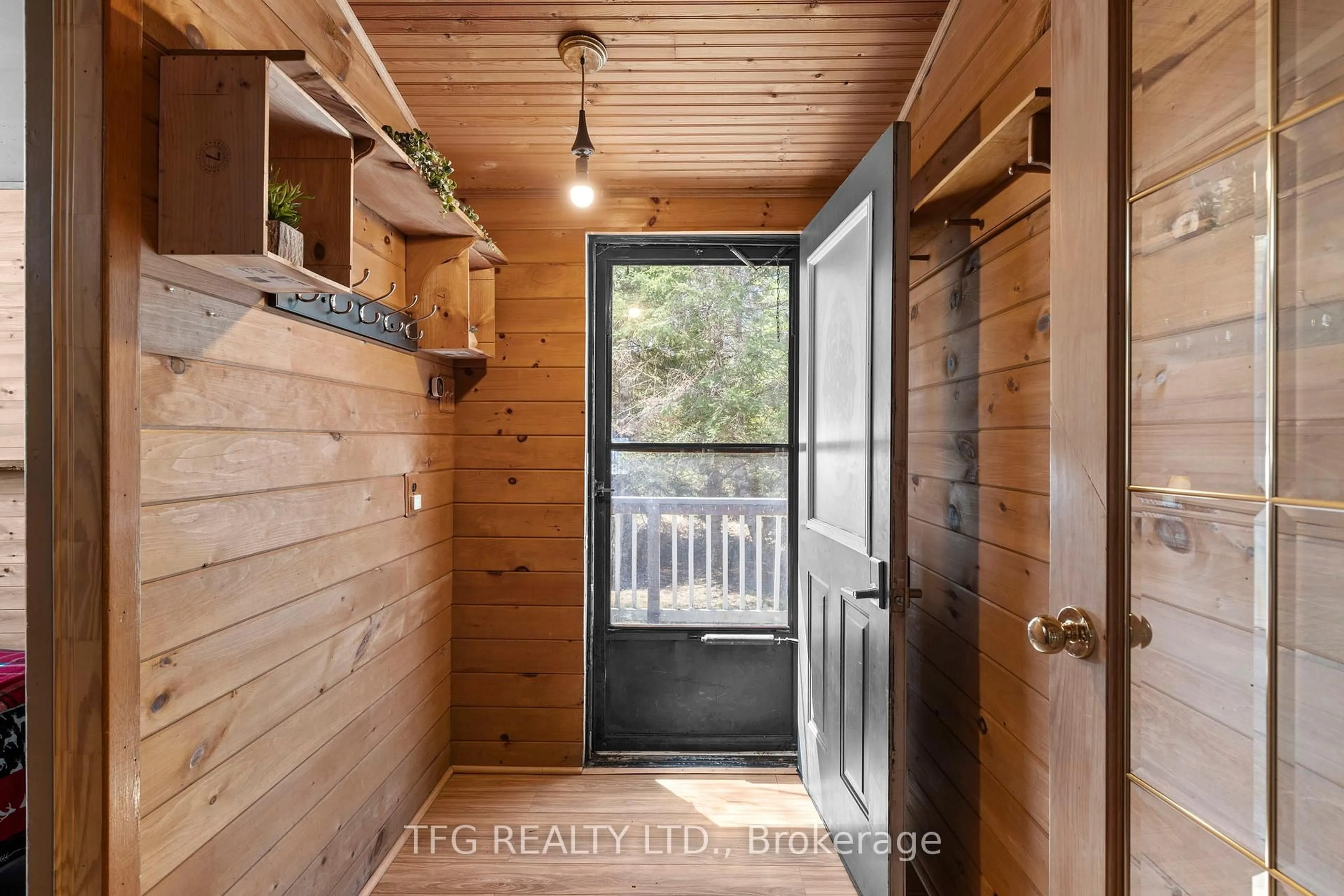 Indoor entryway for 449 Balsam Chutes Rd, Huntsville Ontario P0B 1L0
