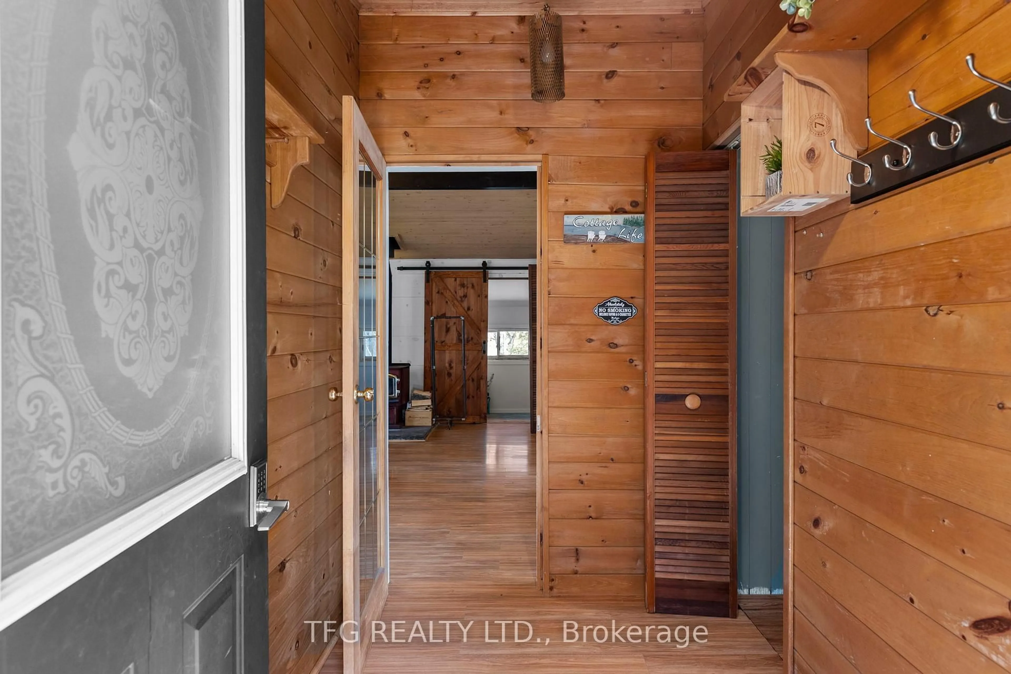 Indoor entryway for 449 Balsam Chutes Rd, Huntsville Ontario P0B 1L0