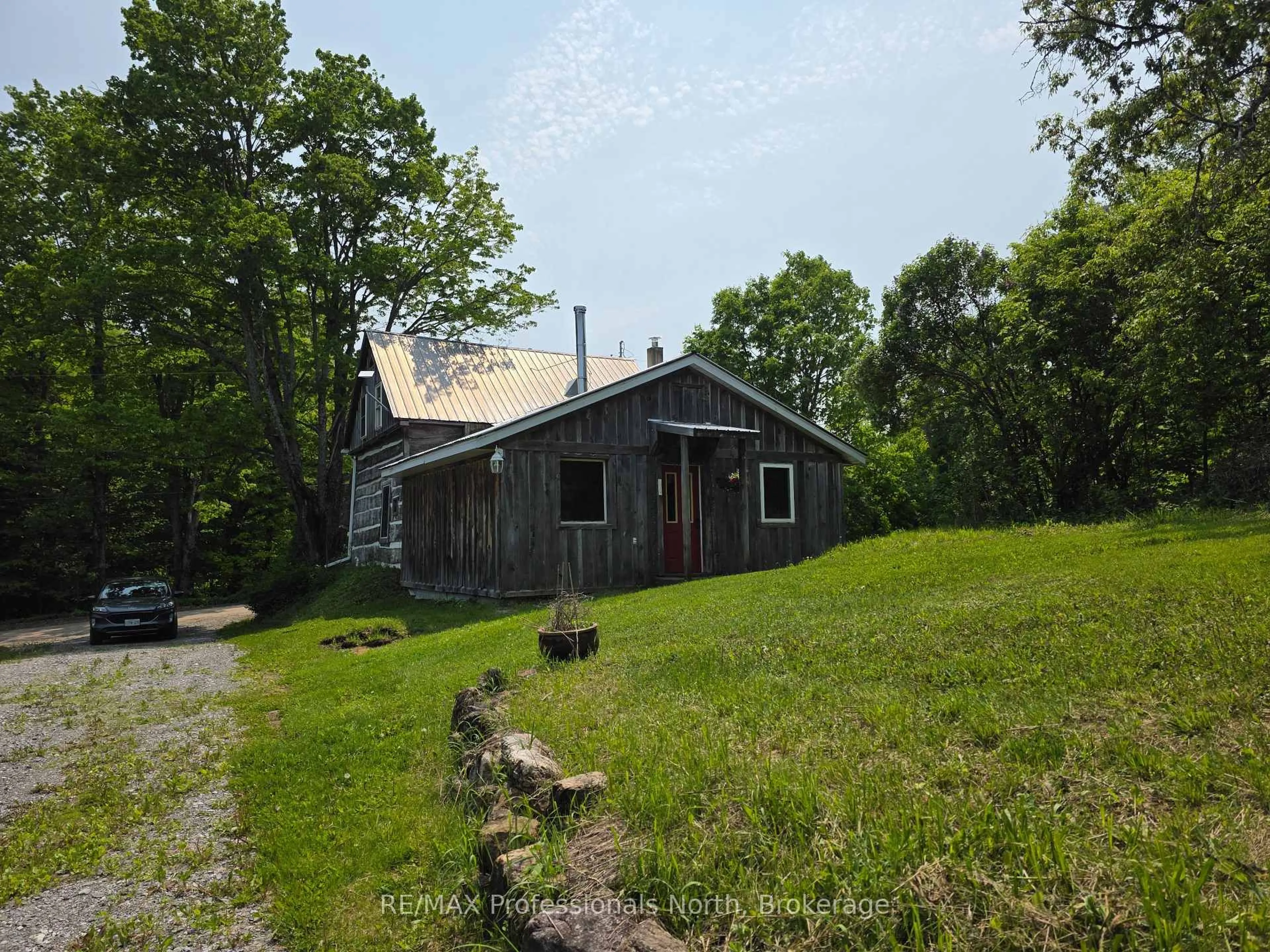 A pic from outside/outdoor area/front of a property/back of a property/a pic from drone, unknown for 1537 Tulip Rd, Algonquin Highlands Ontario K0M 2K0