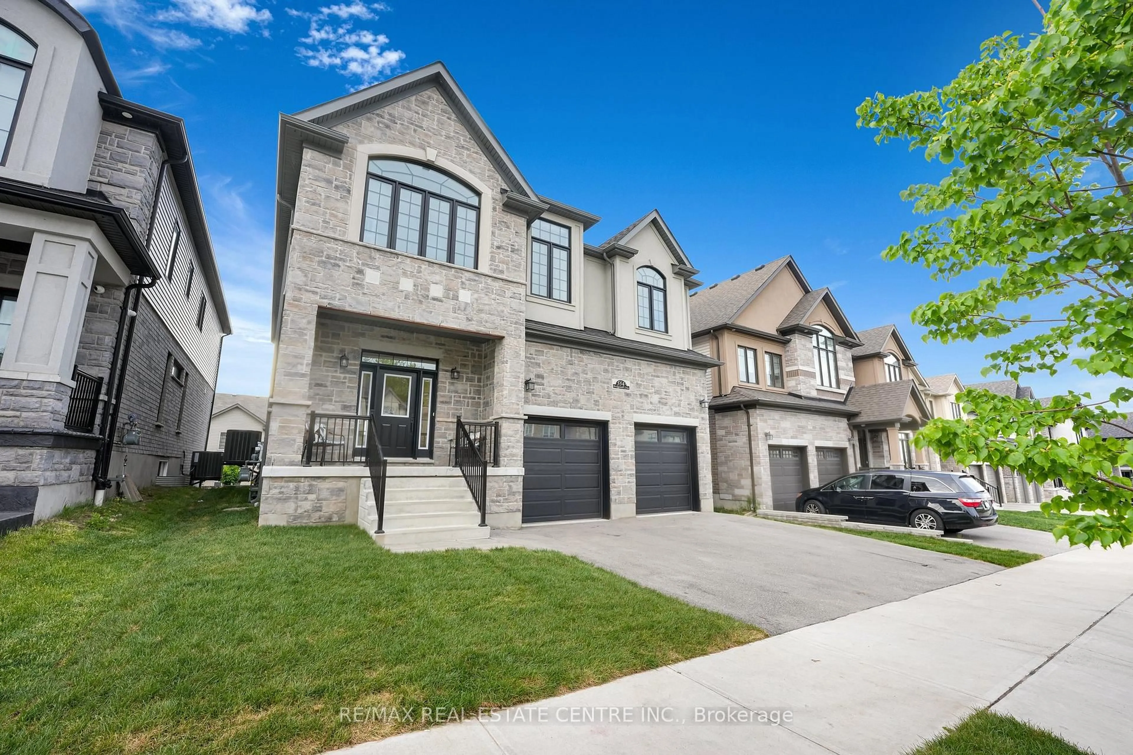 Home with brick exterior material, street for 554 Bridgemill Cres, Kitchener Ontario N2A 0K3