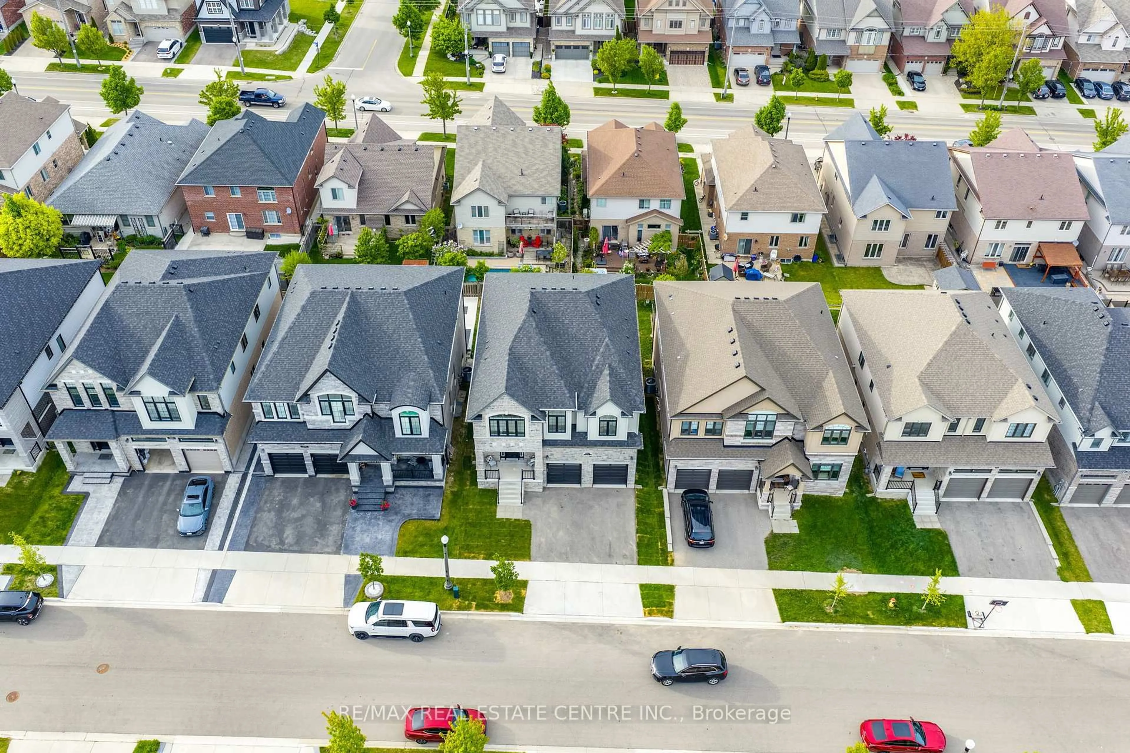 A pic from outside/outdoor area/front of a property/back of a property/a pic from drone, street for 554 Bridgemill Cres, Kitchener Ontario N2A 0K3