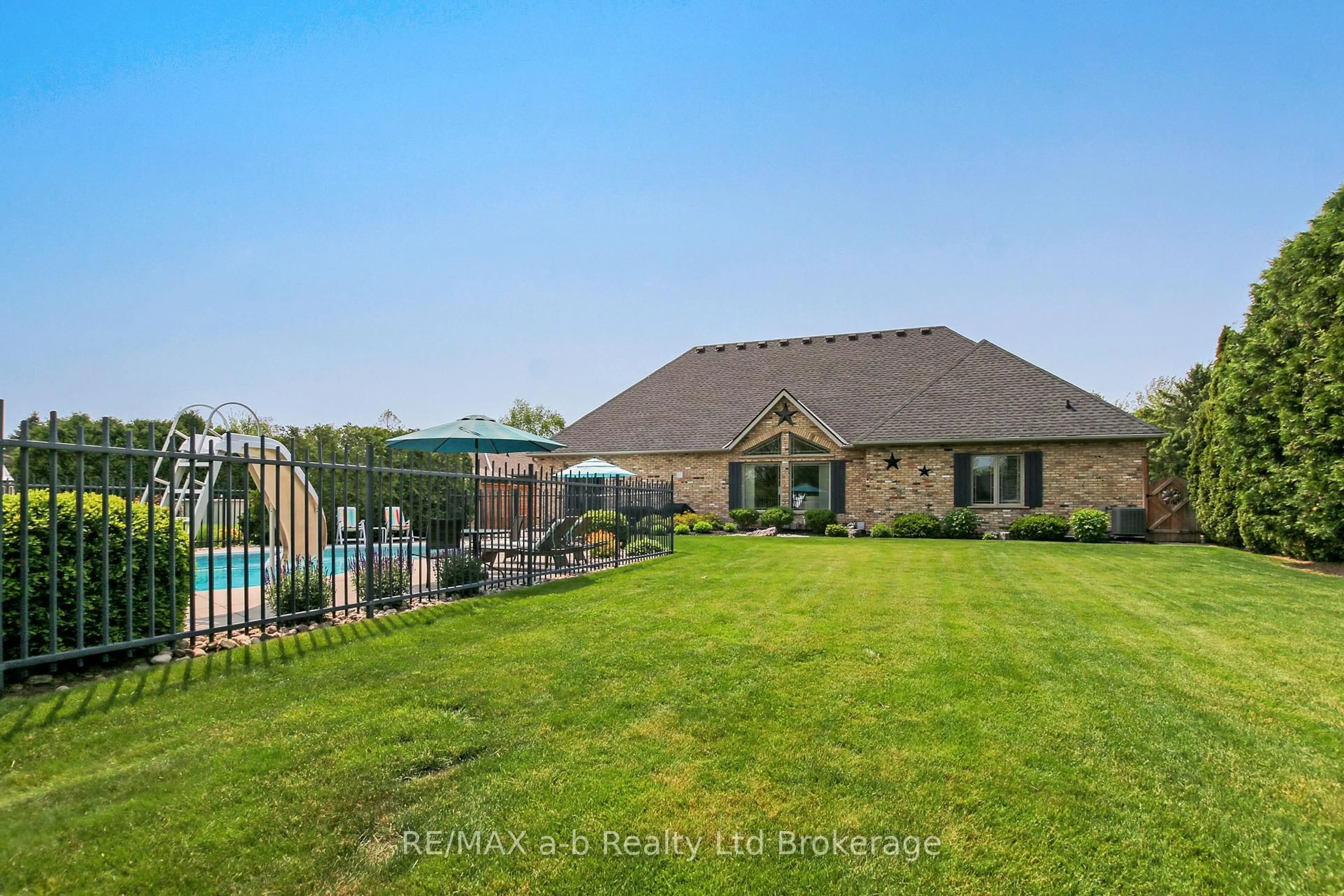 A pic from outside/outdoor area/front of a property/back of a property/a pic from drone, water/lake/river/ocean view for 7 OTTERVIEW Dr, Norwich Ontario N0J 1R0
