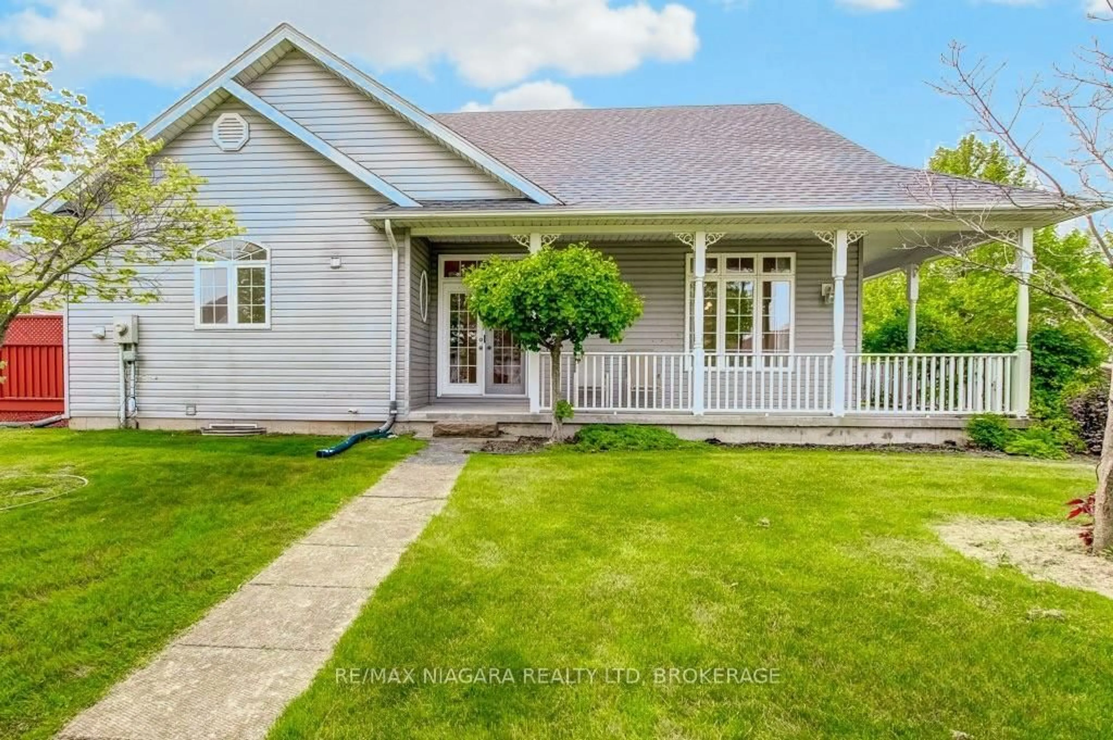 A pic from outside/outdoor area/front of a property/back of a property/a pic from drone, street for 2472 Diane St, Fort Erie Ontario L0S 1S0
