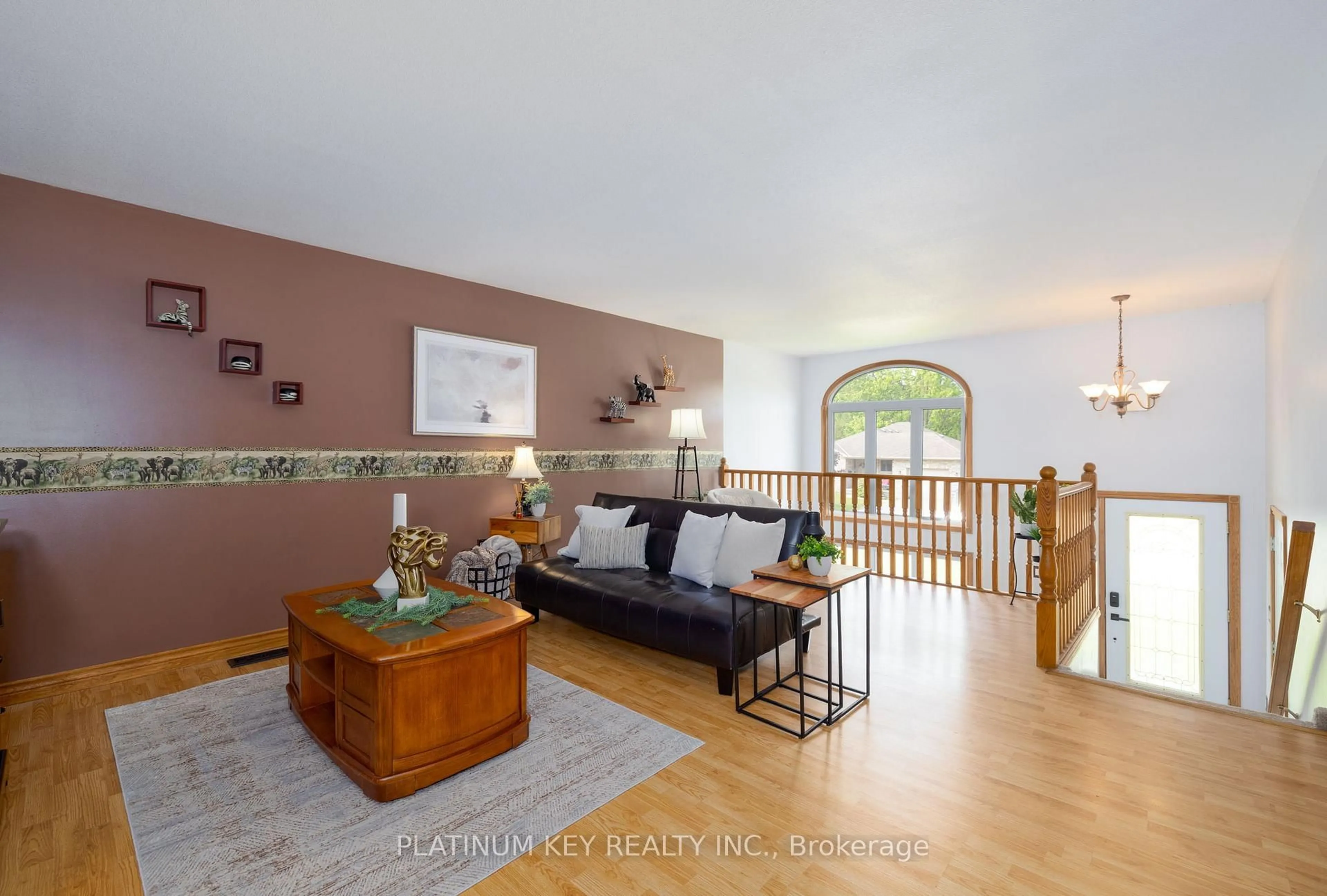 Living room with furniture, unknown for 29 Dell Dr, Strathroy-Caradoc Ontario N7G 1C6