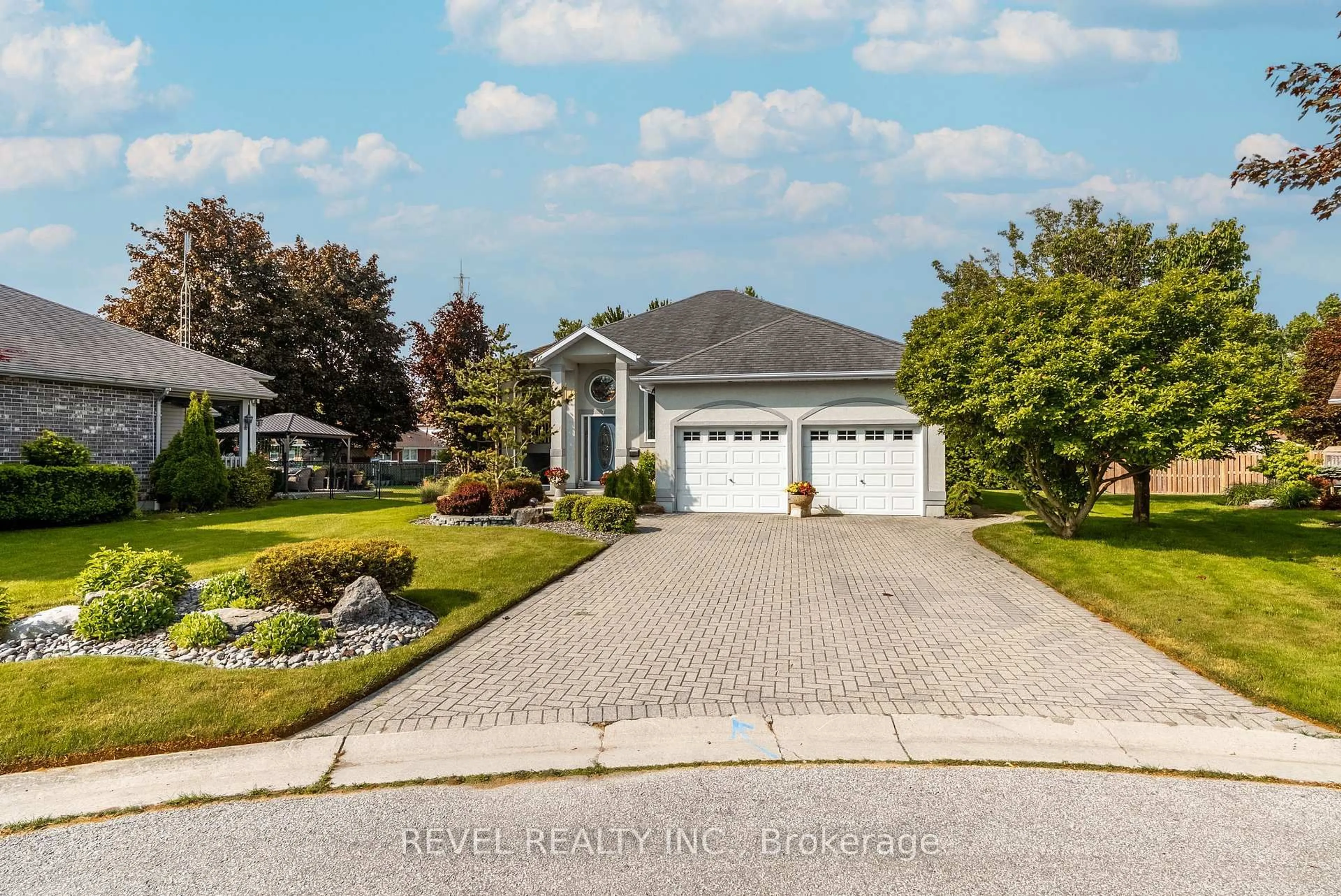Home with vinyl exterior material, street for 7 Westminister Crt, Chatham-Kent Ontario N7L 5K8