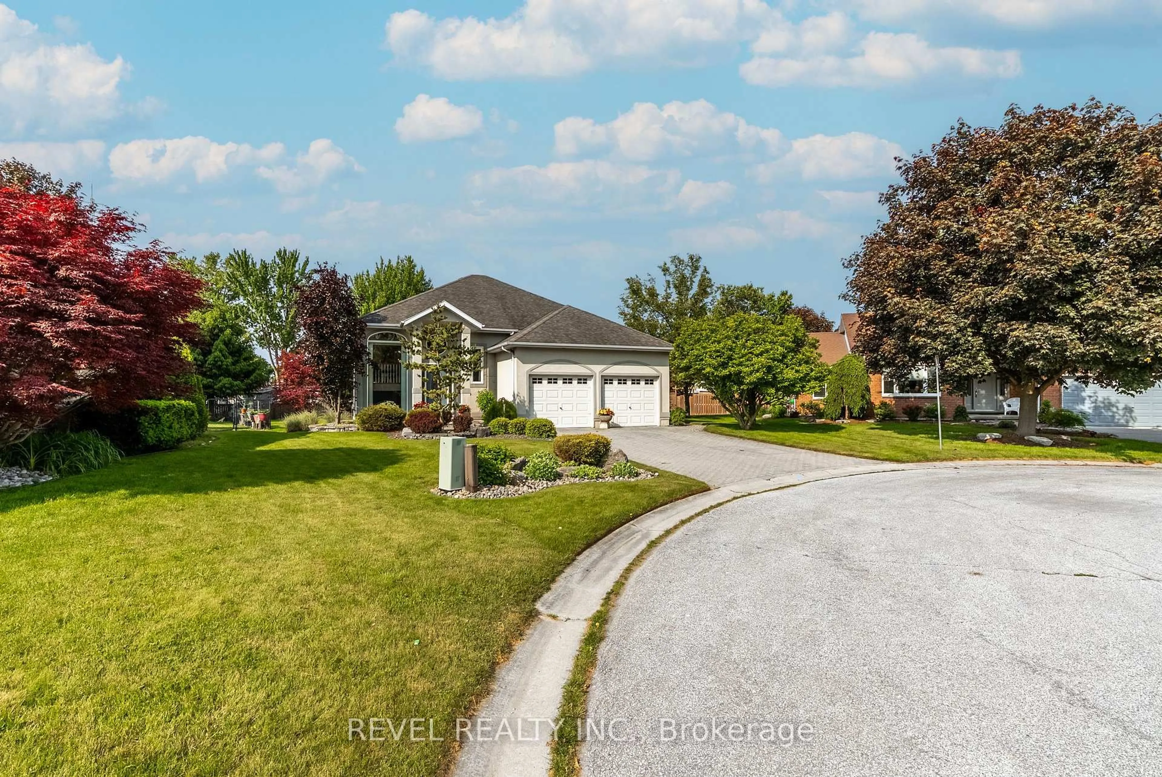A pic from outside/outdoor area/front of a property/back of a property/a pic from drone, street for 7 Westminister Crt, Chatham-Kent Ontario N7L 5K8