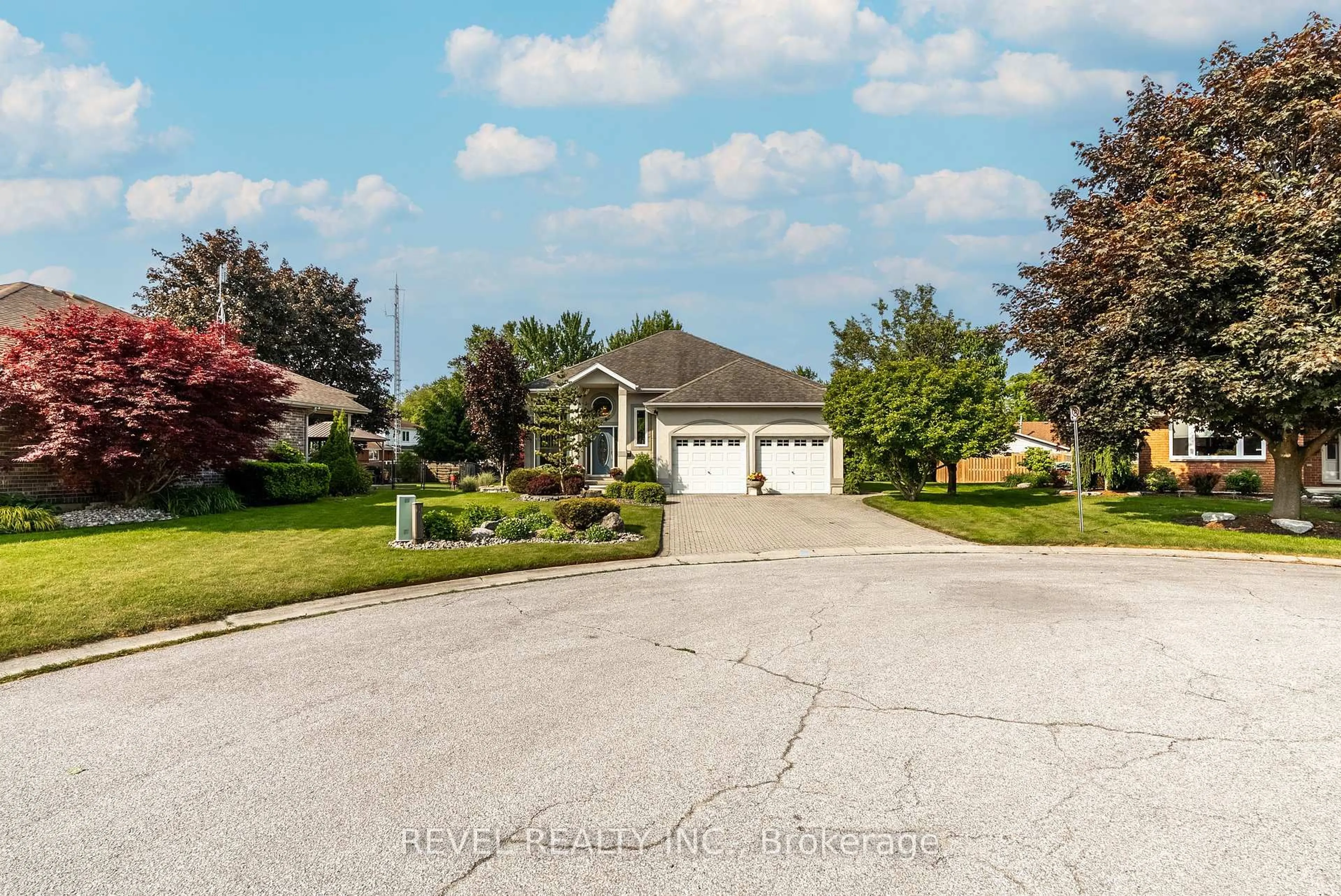 A pic from outside/outdoor area/front of a property/back of a property/a pic from drone, street for 7 Westminister Crt, Chatham-Kent Ontario N7L 5K8