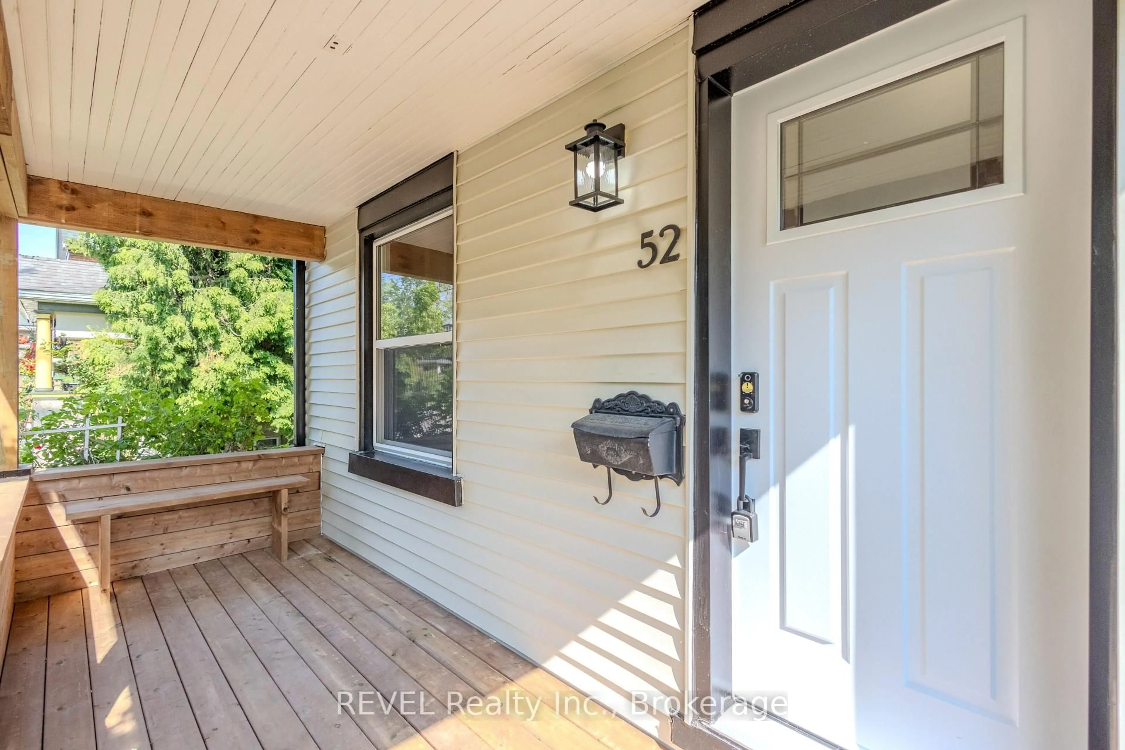 Indoor entryway for 52 Albert St, St. Catharines Ontario L2R 2G9