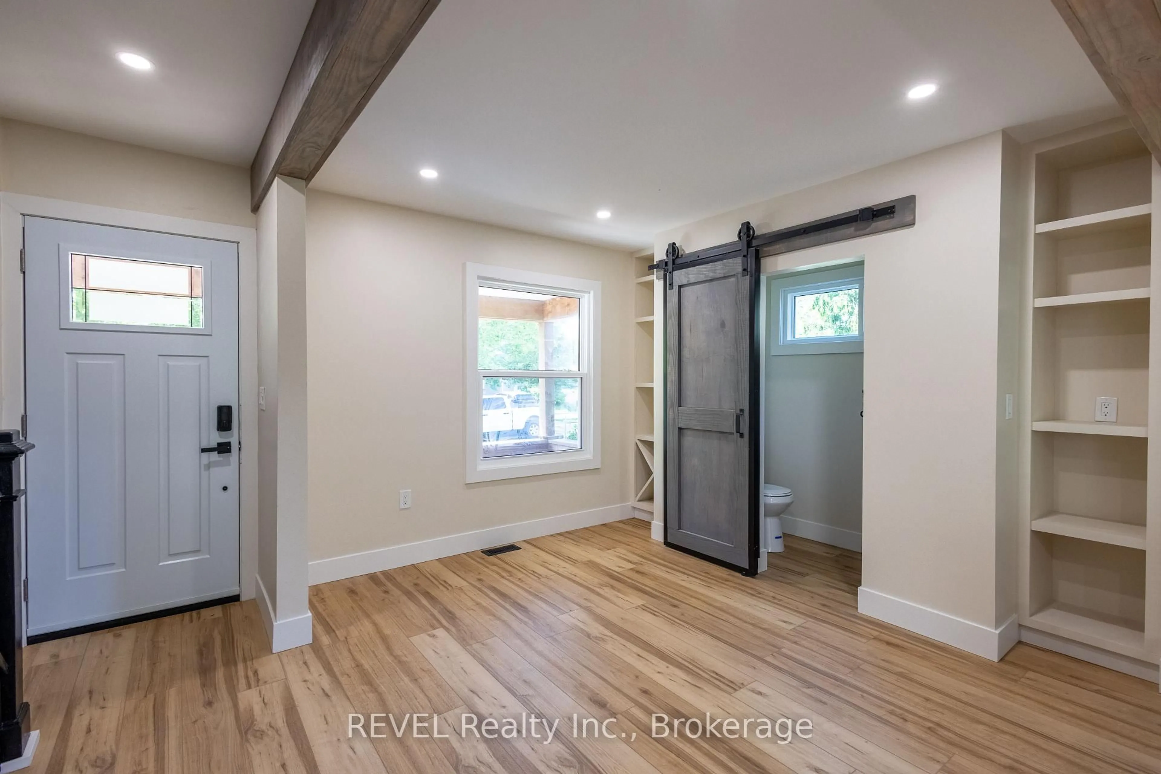 Indoor entryway for 52 Albert St, St. Catharines Ontario L2R 2G9