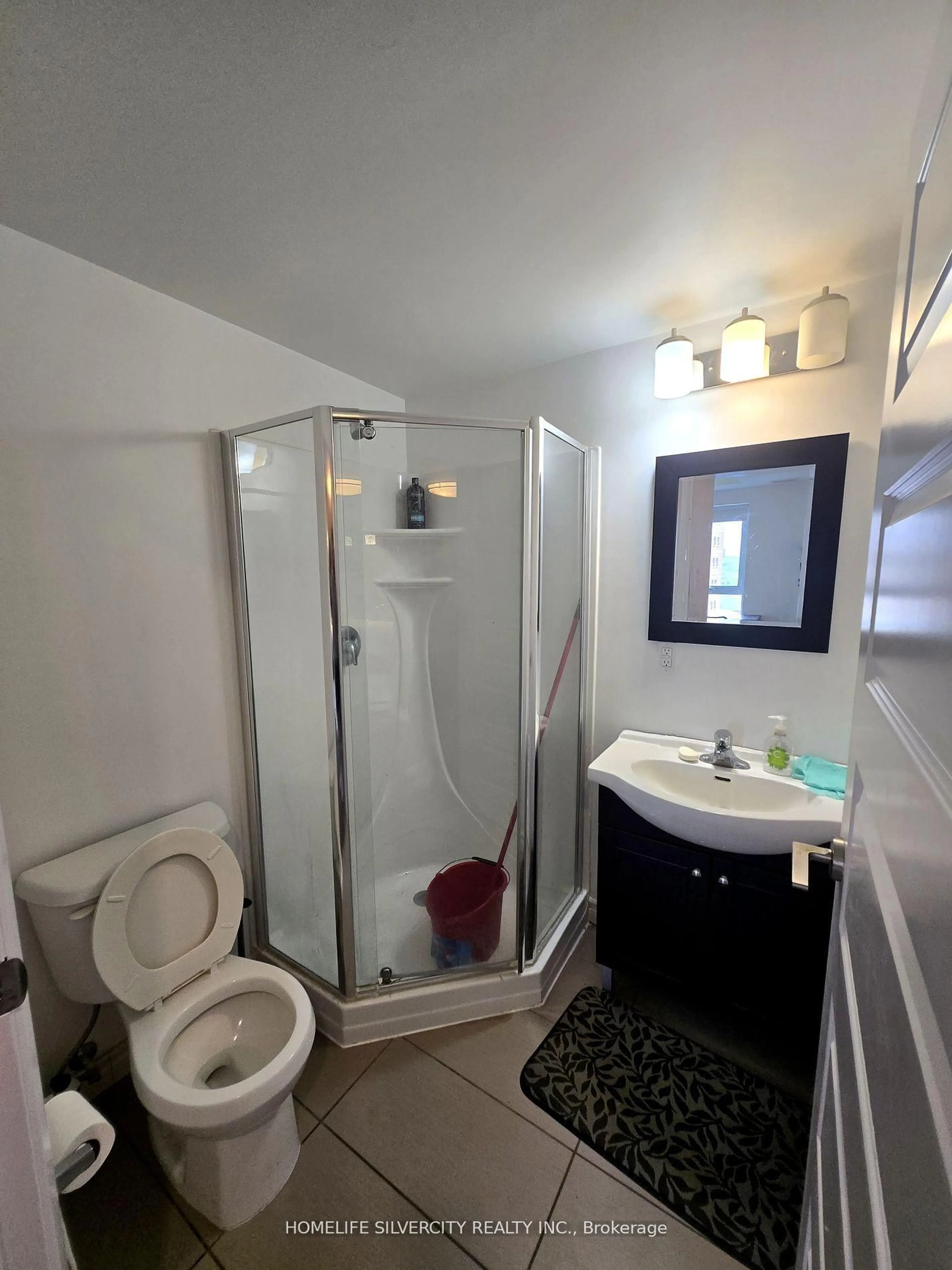 Standard bathroom, unknown for 158 King St #905-Tower -1, Waterloo Ontario N2J 2Y2