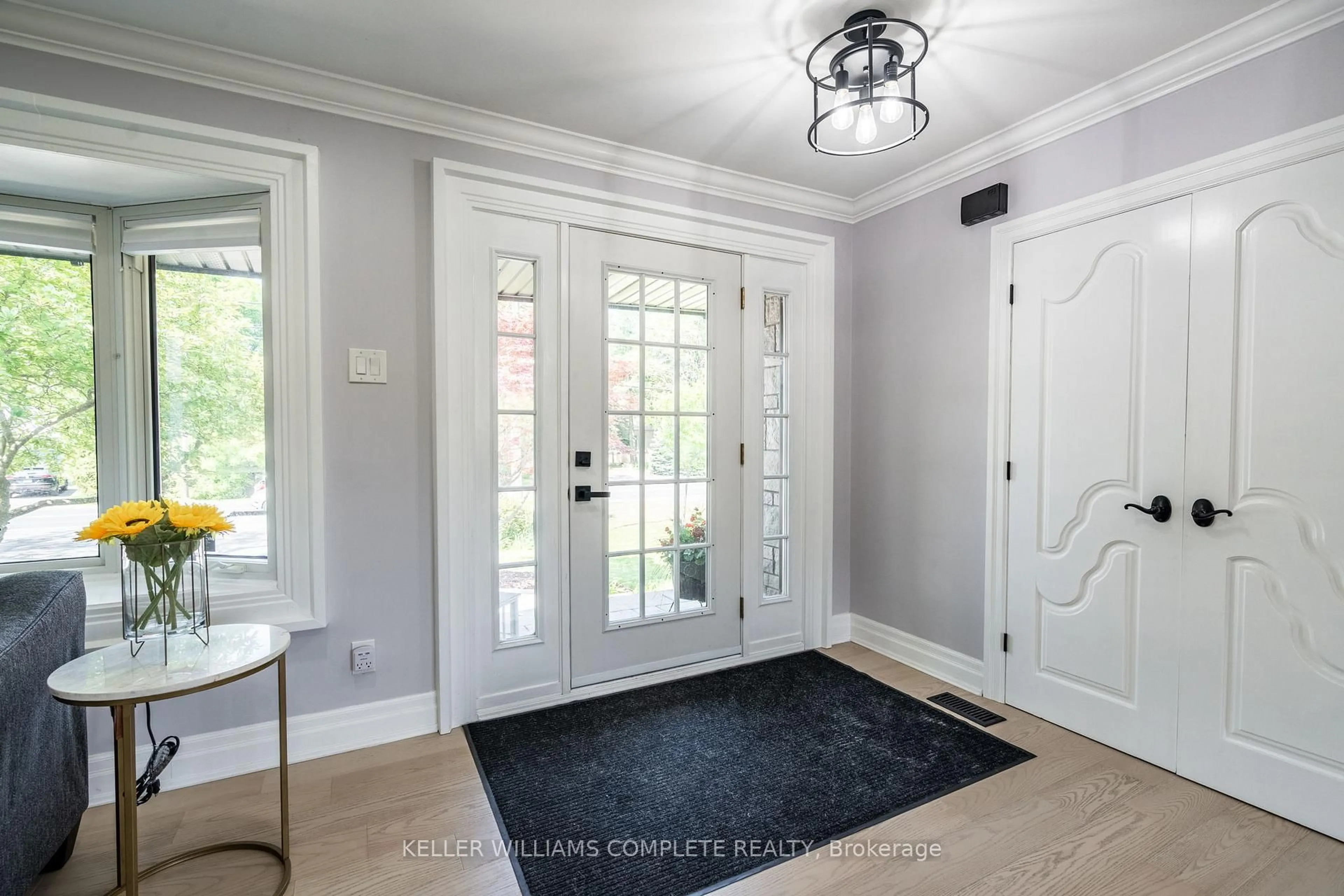 Indoor entryway for 678 Mohawk Rd, Hamilton Ontario L9G 2X3