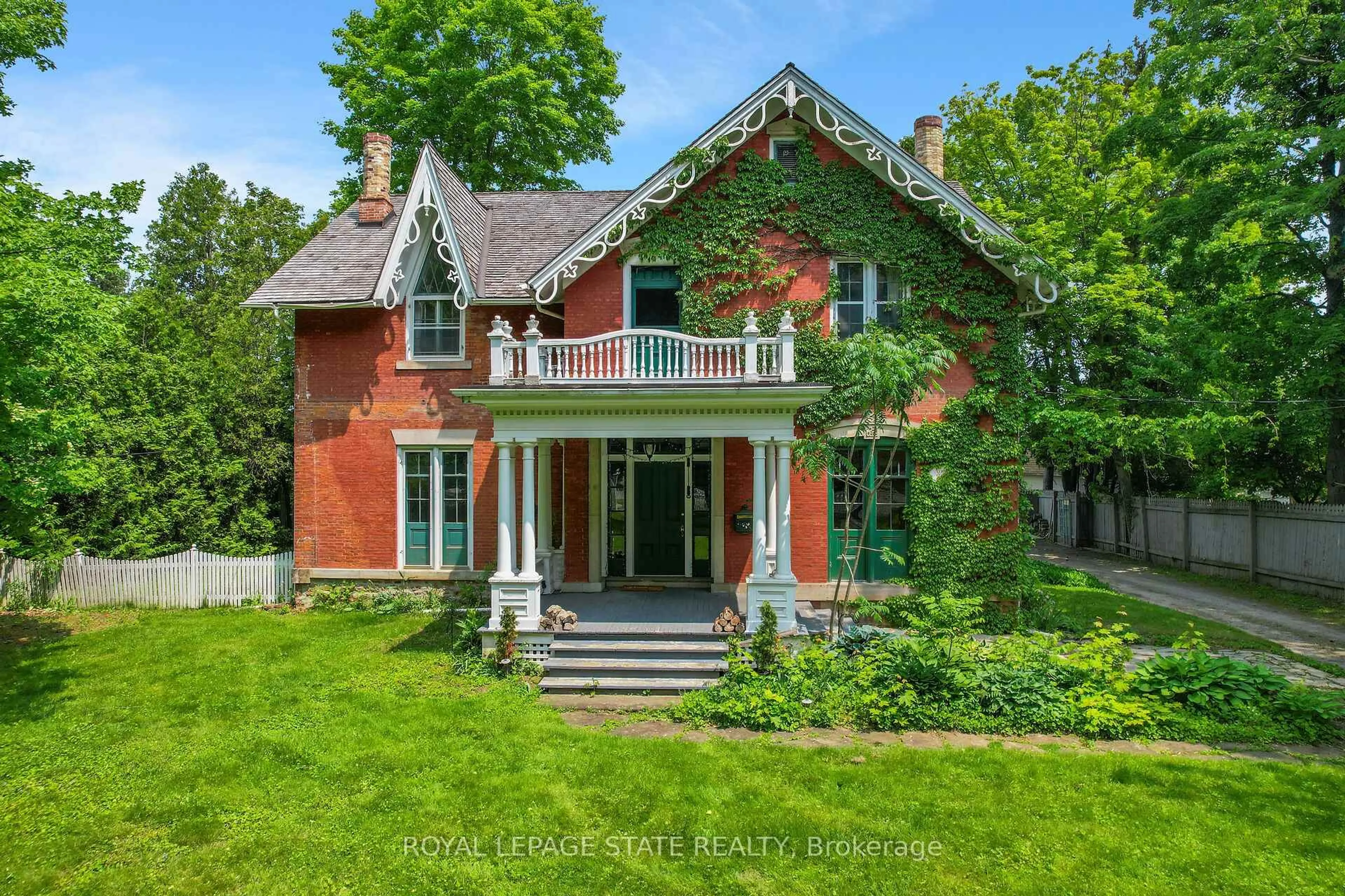 Home with brick exterior material, street for 262 Main St, Grimsby Ontario L3M 1S4