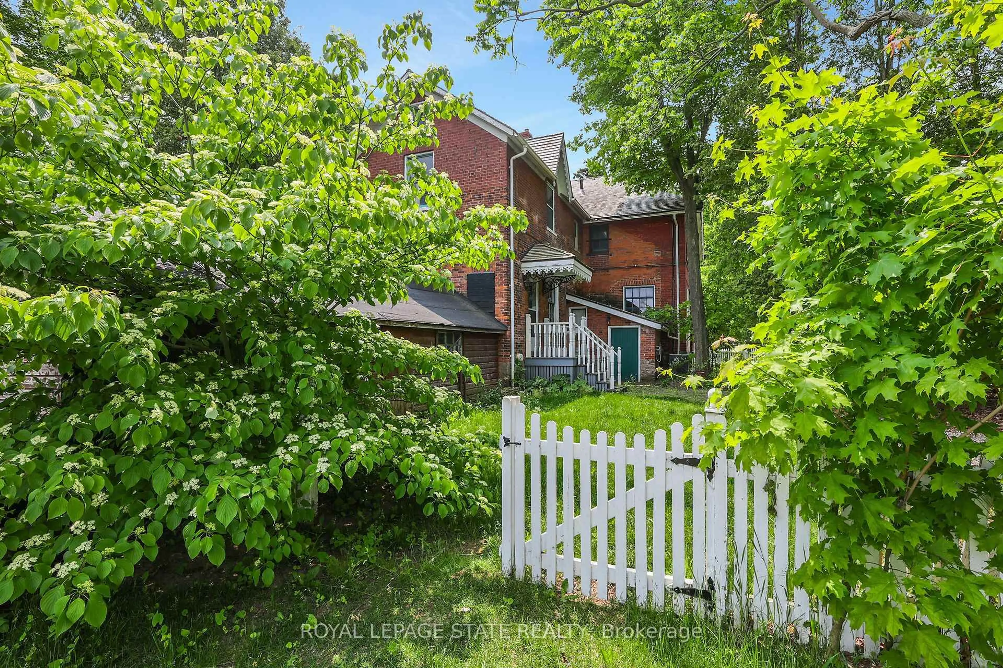 Unknown for 262 Main St, Grimsby Ontario L3M 1S4