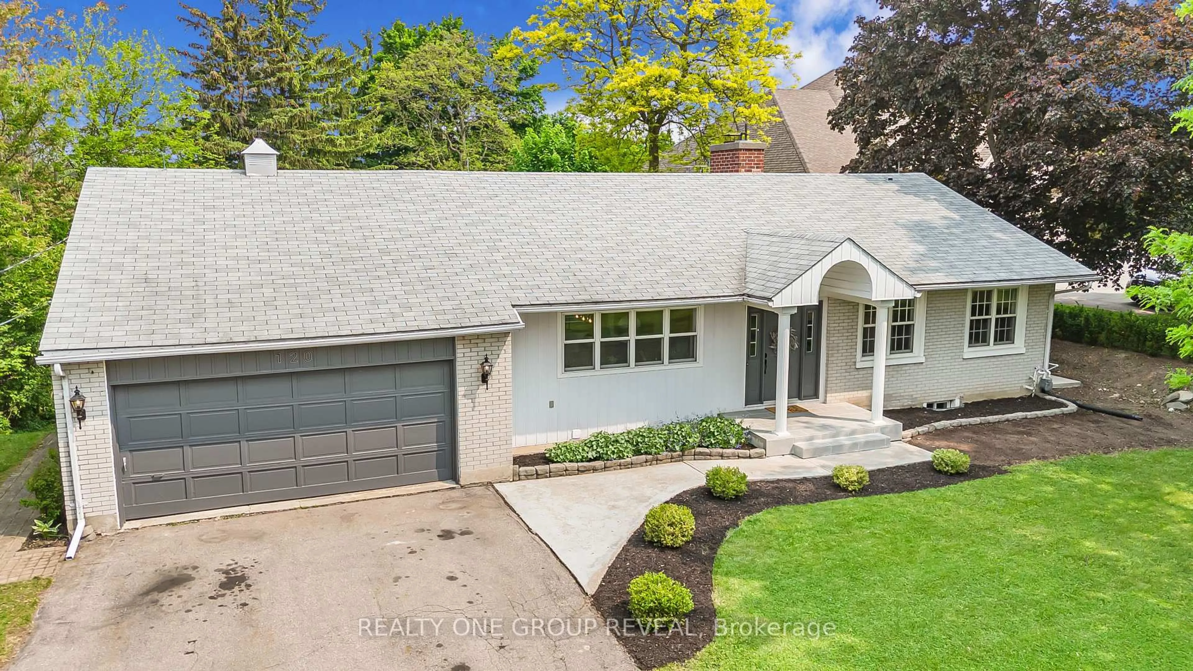 A pic from outside/outdoor area/front of a property/back of a property/a pic from drone, street for 120 Riverbank Dr, Cambridge Ontario N3H 4R6