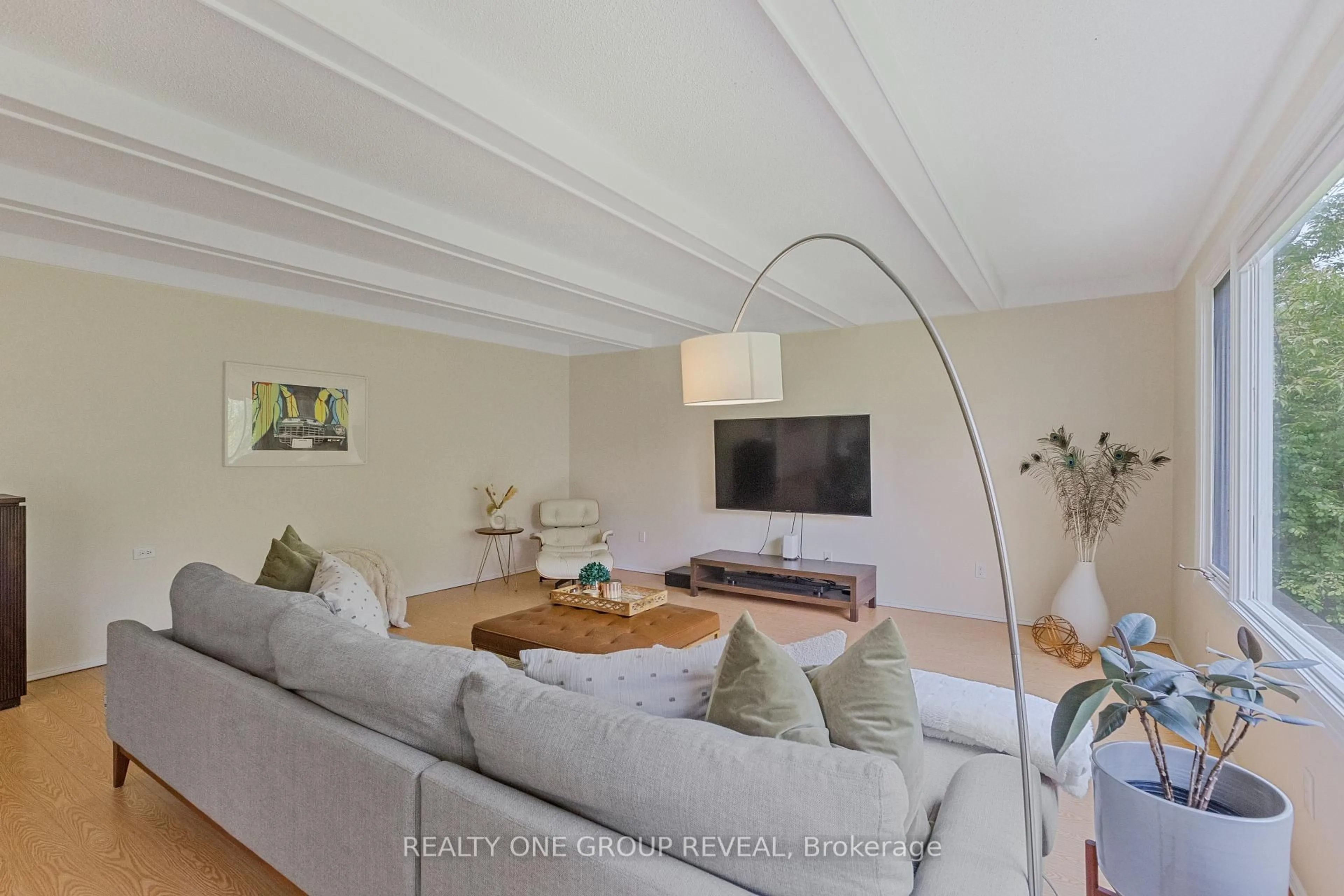 Living room with furniture, unknown for 120 Riverbank Dr, Cambridge Ontario N3H 4R6
