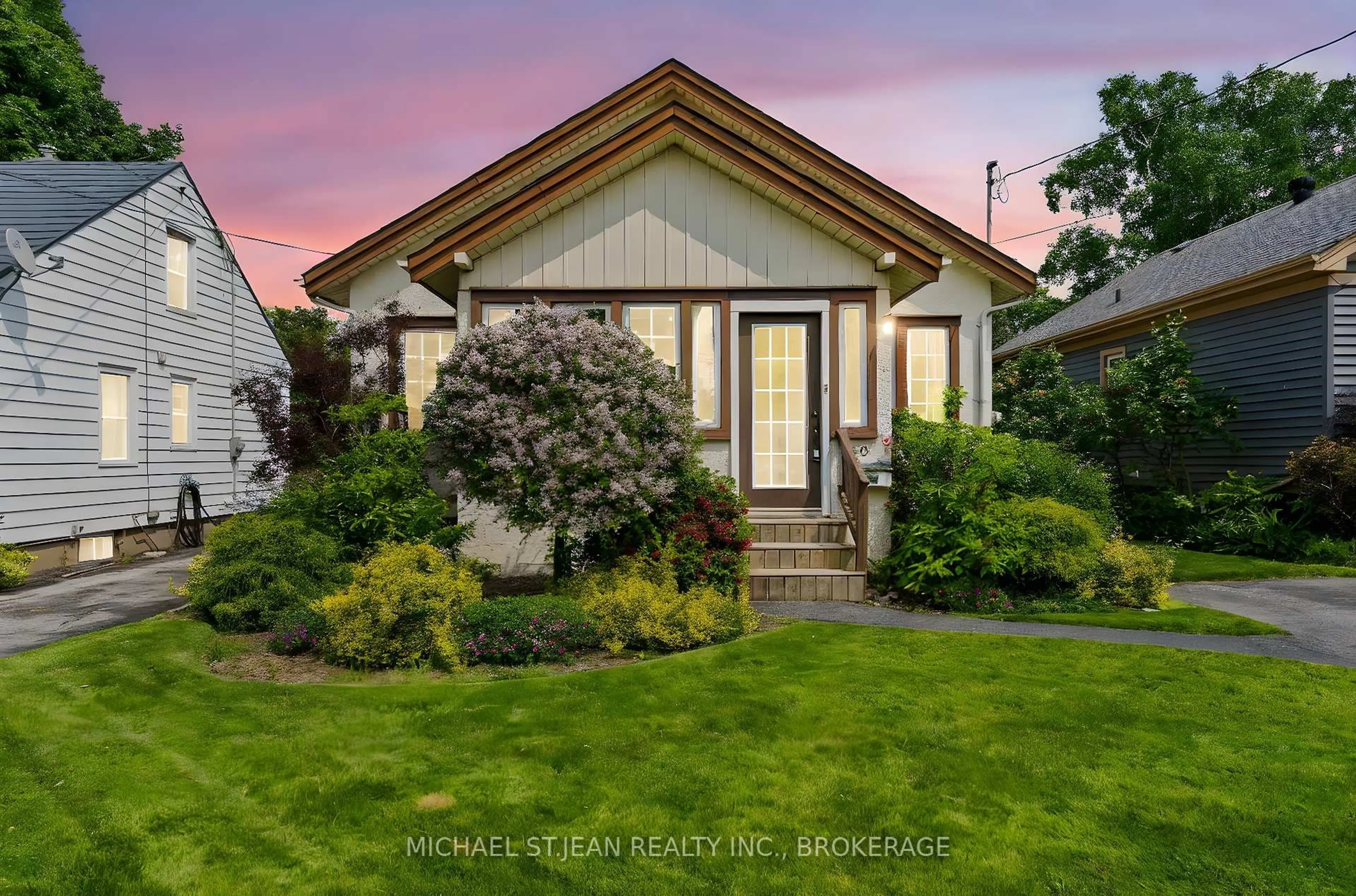 Home with vinyl exterior material, street for 20 St. Andrews Ave, Grimsby Ontario L3M 3R8